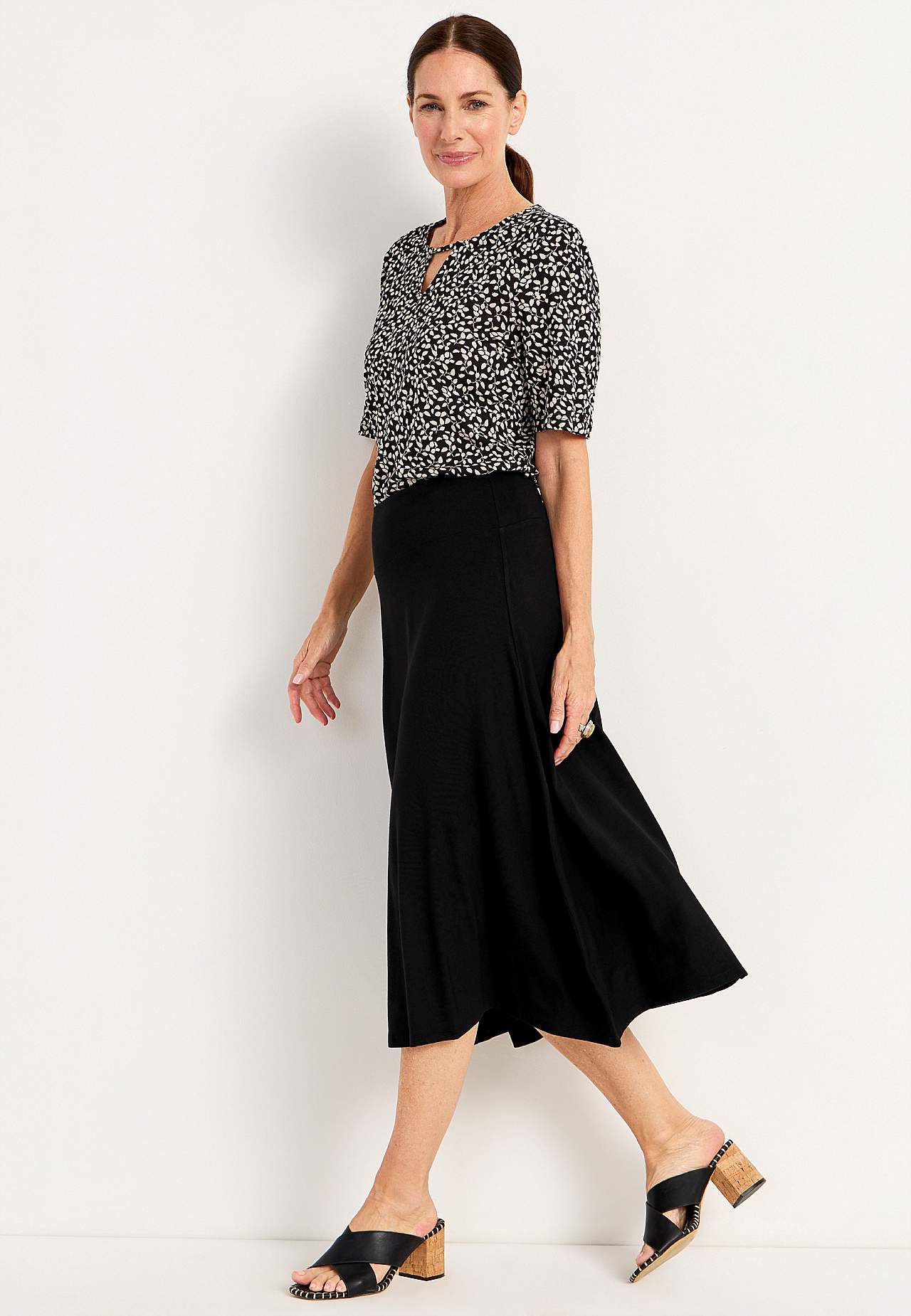 Langt, utsvingt jerseyskjørt