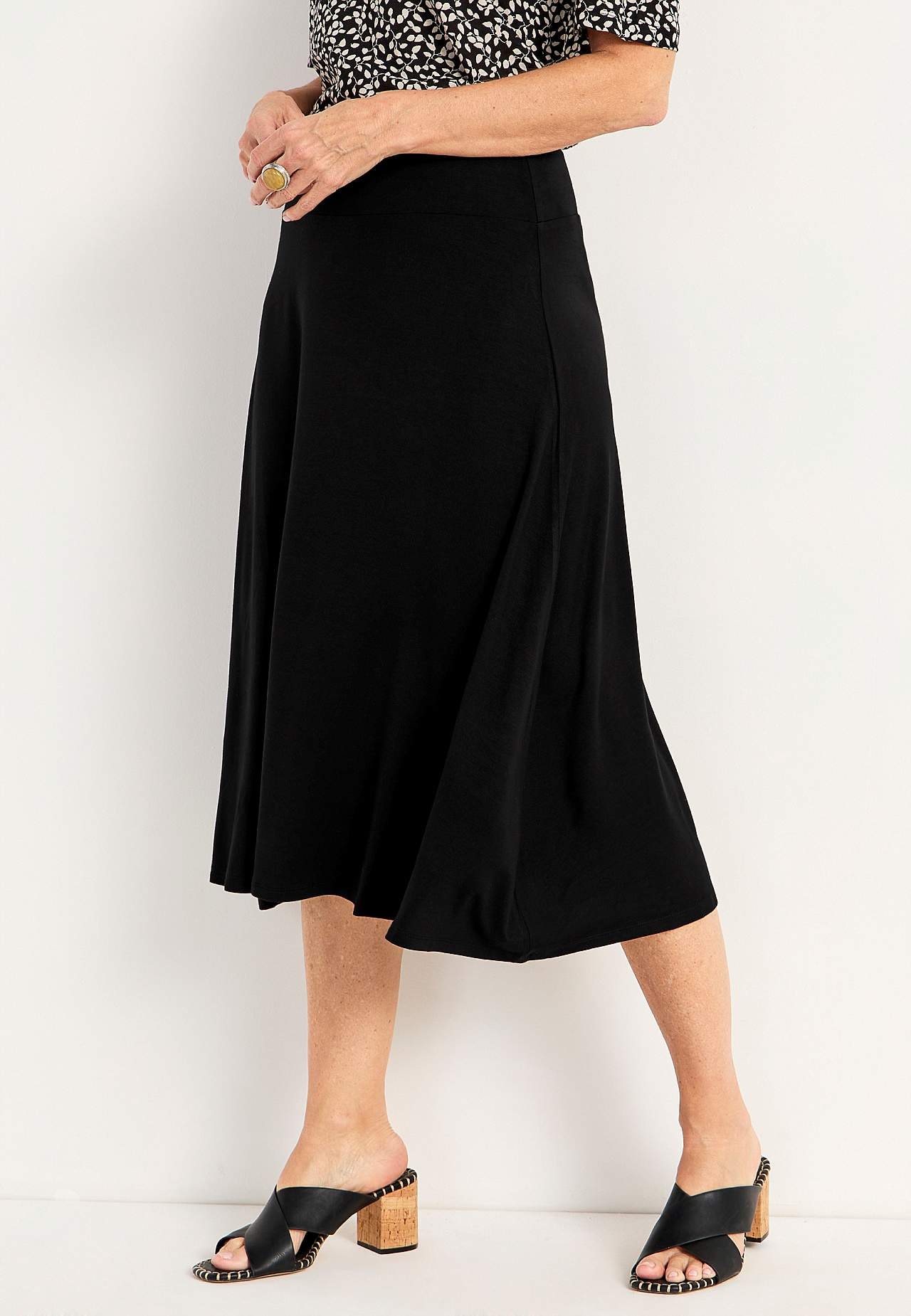 Langt, utsvingt jerseyskjørt