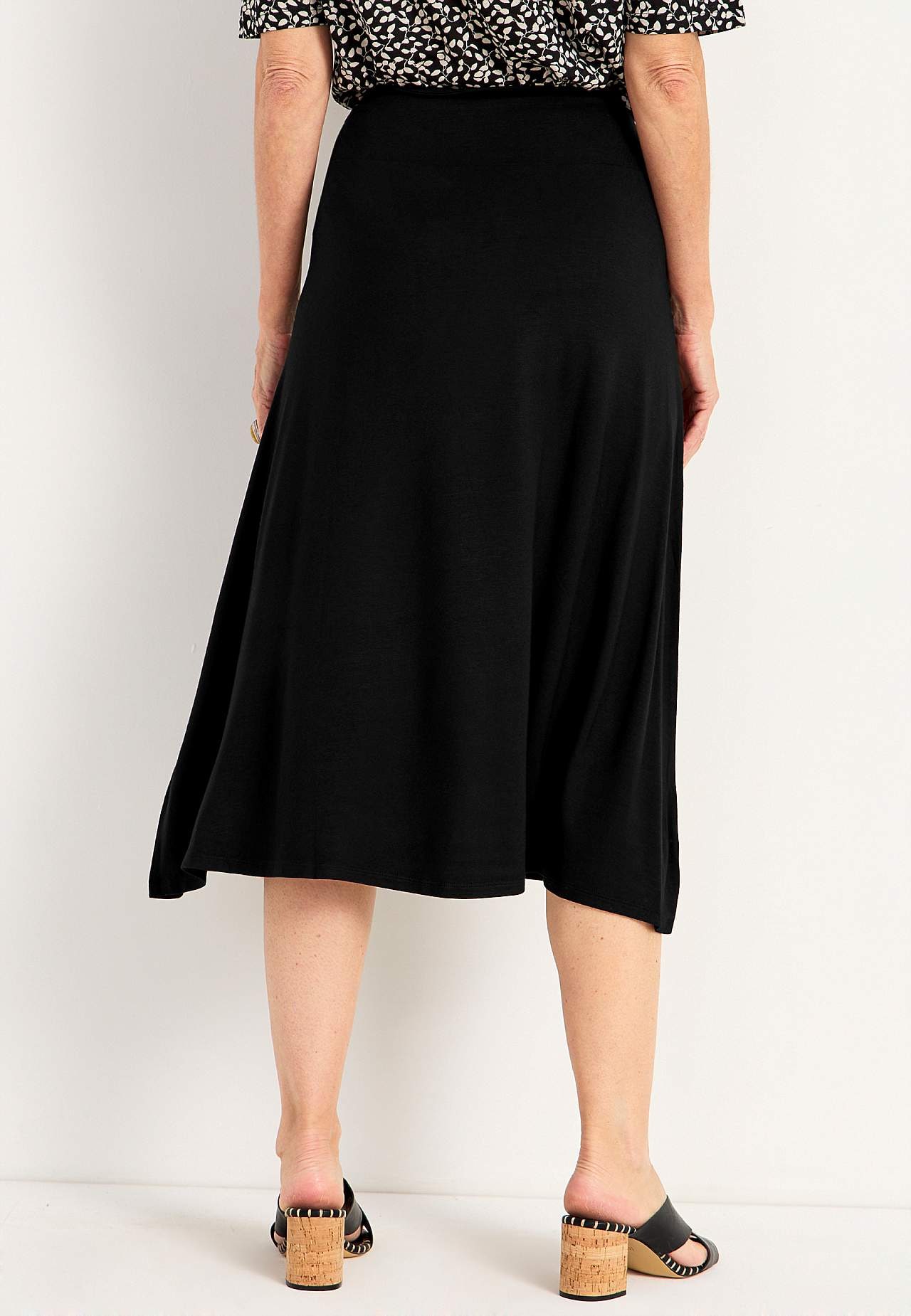 Langt, utsvingt jerseyskjørt