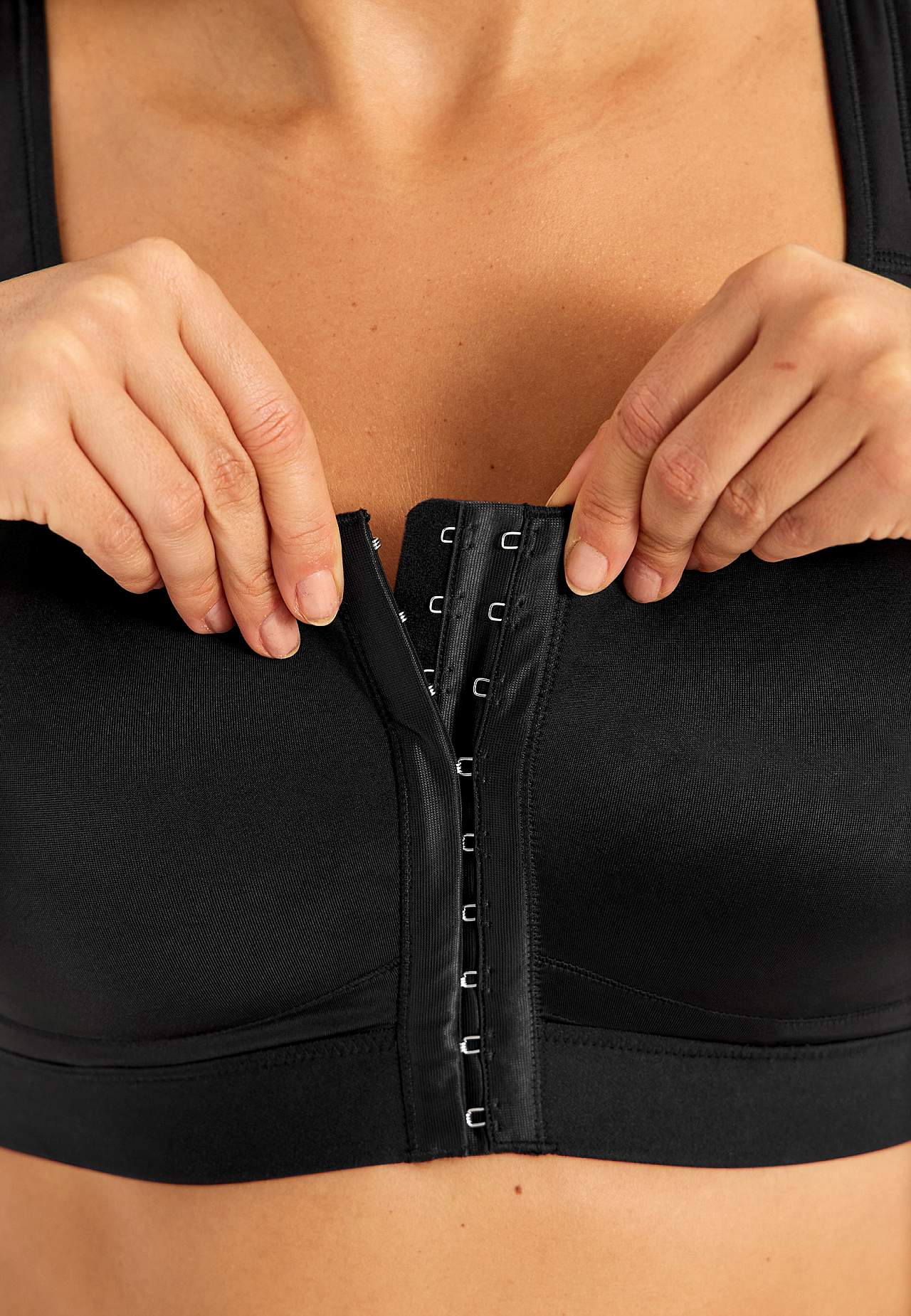 Framknappet sports-BH med støtte Doris