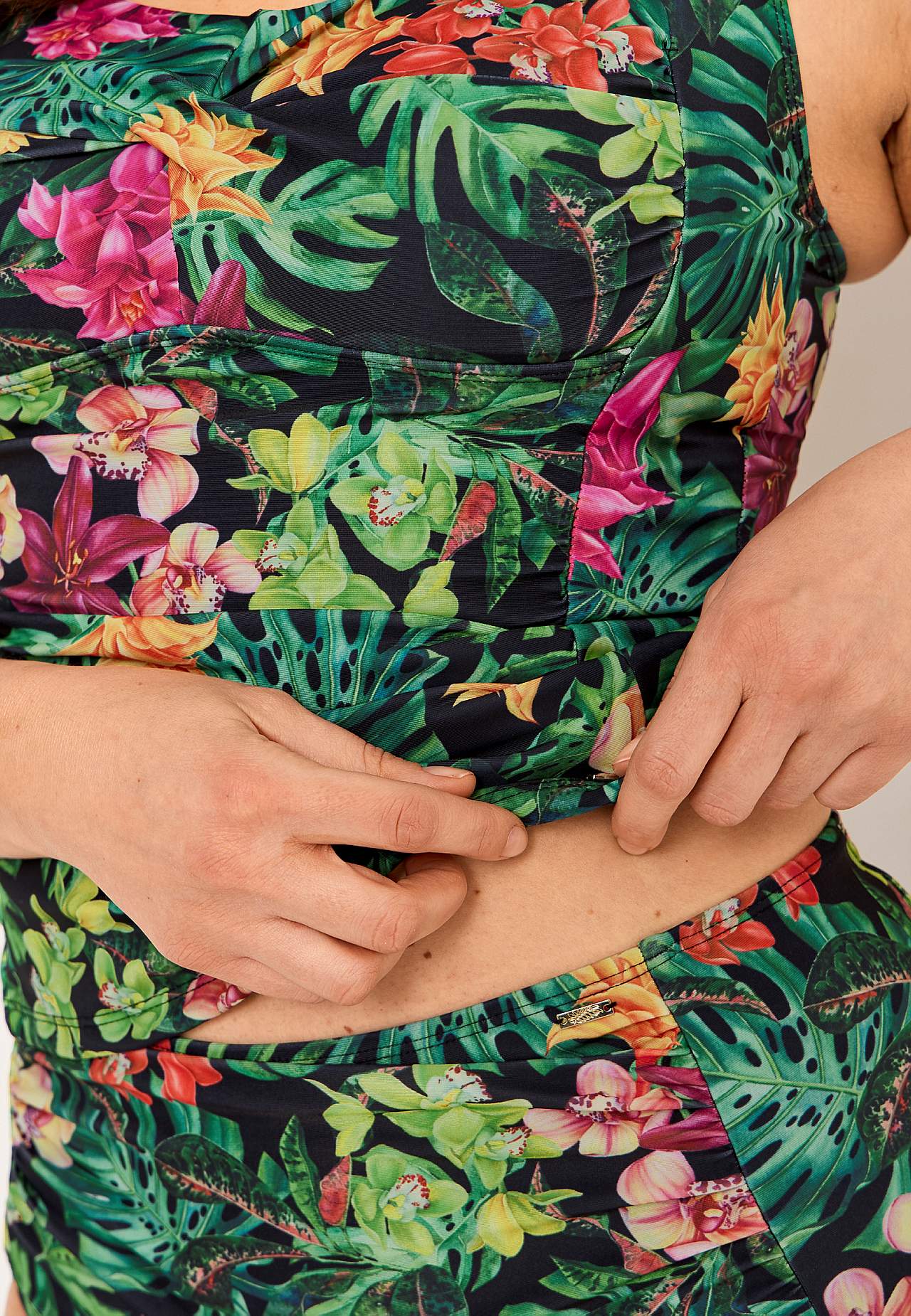Tankinitopp med shaping-effekt og et blomstermønster