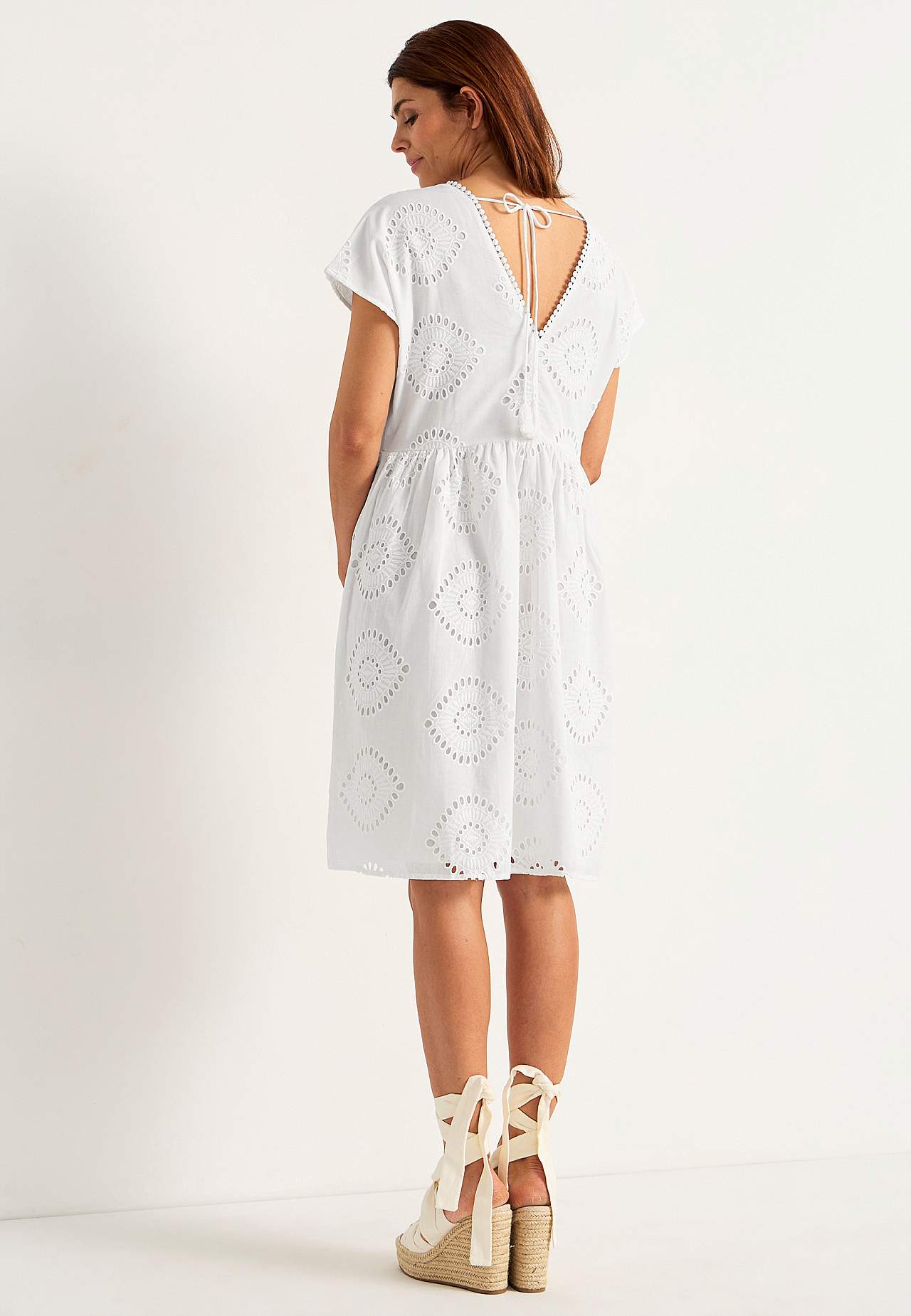 Broderie anglaise (hullbrodert) kjoletunika
