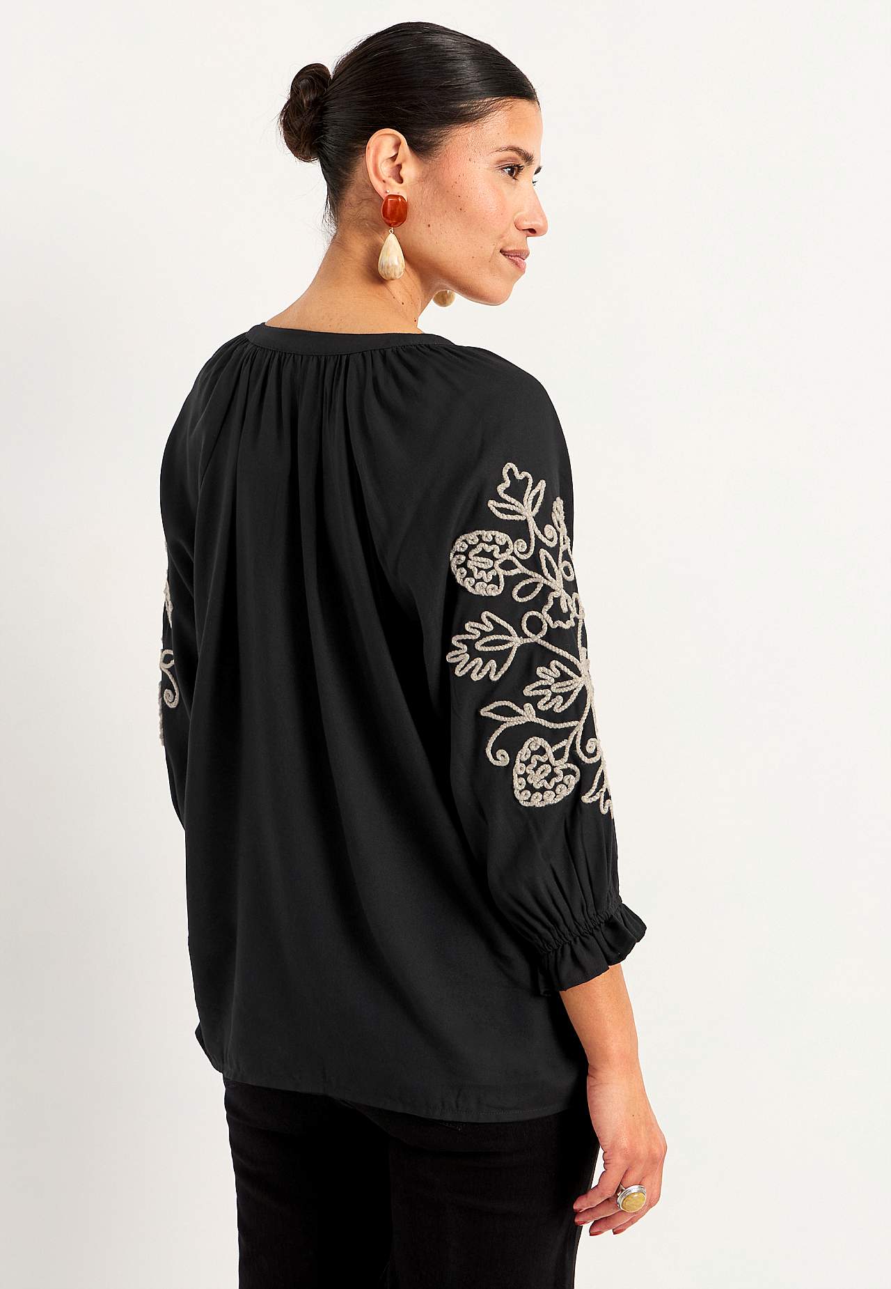 Bluse med broderi