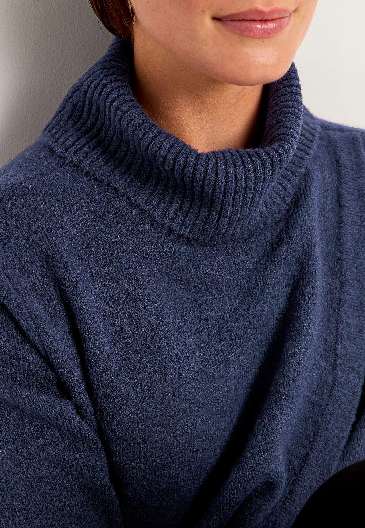 Strikket poloskjorte med innpakket detalj foran