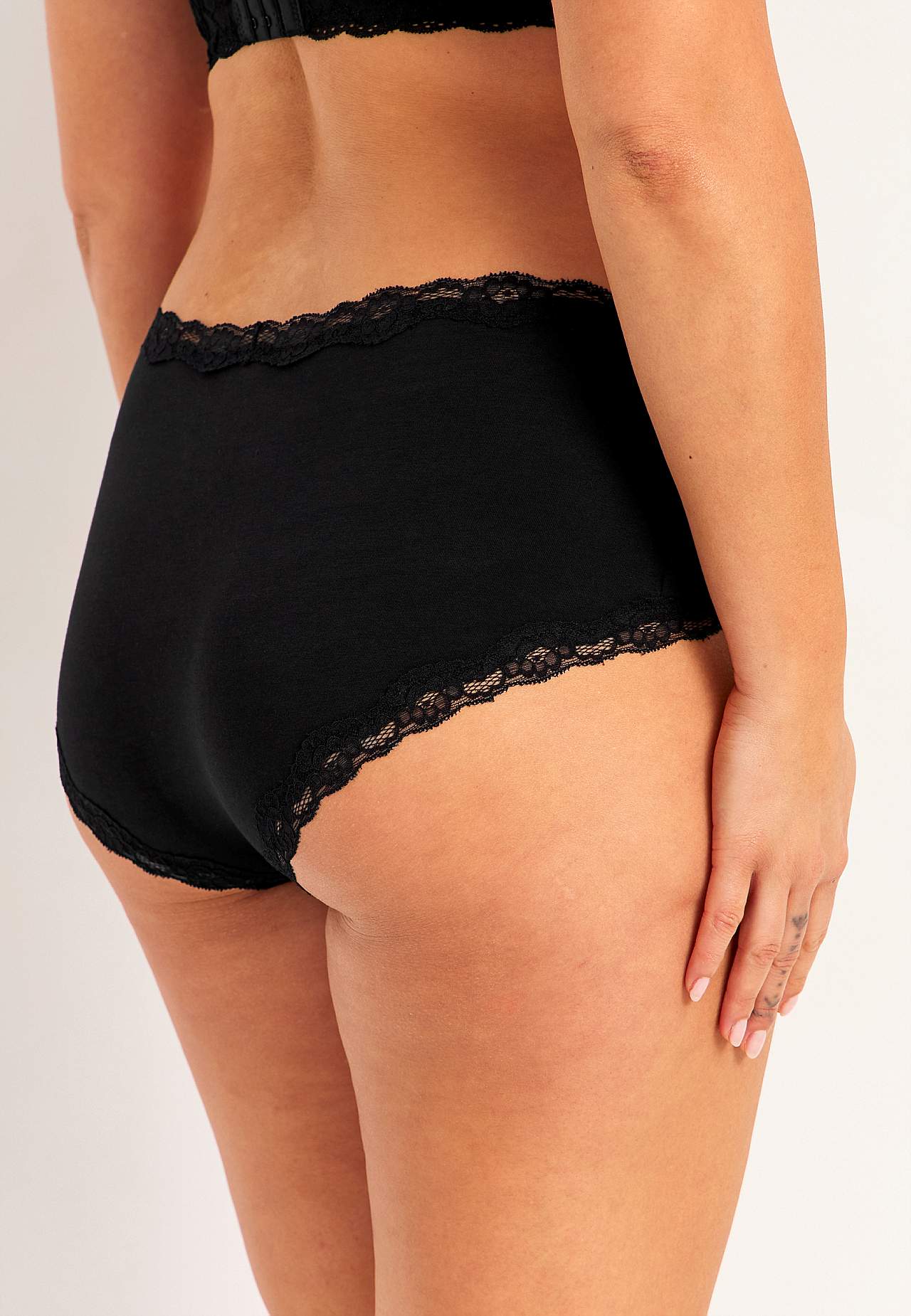 Hipstertruse med blonder Ella 4-pack