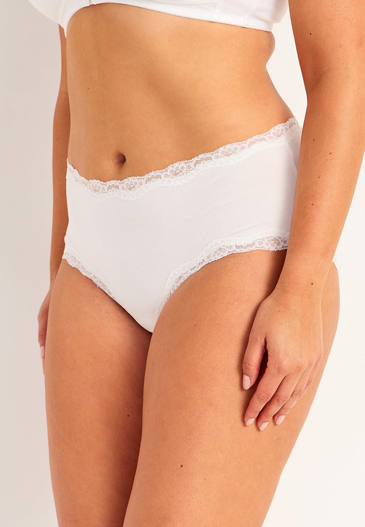 Hipstertruse med blonder Ella 4-pack