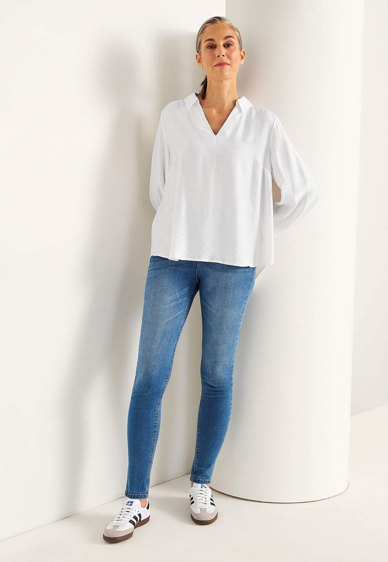 Vevet bluse med vide ermer