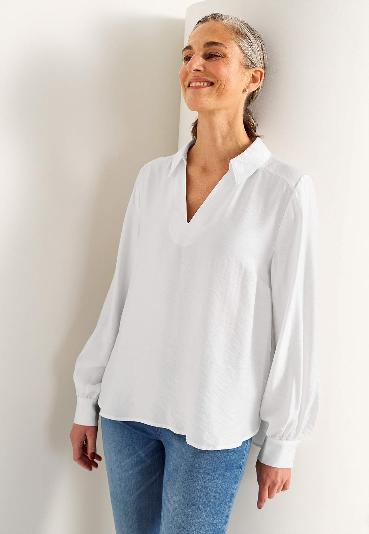 Vevet bluse med vide ermer