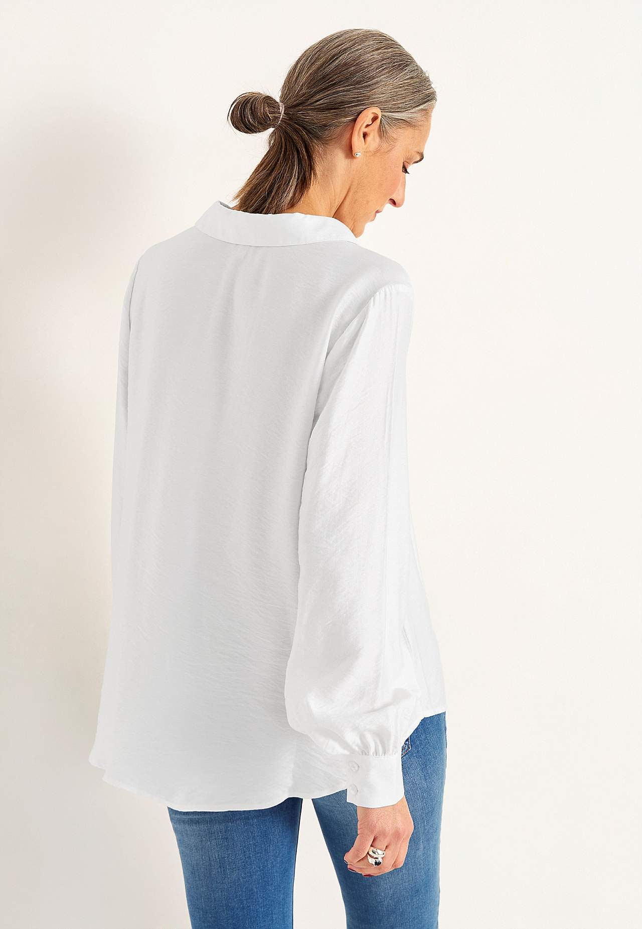 Vevet bluse med vide ermer