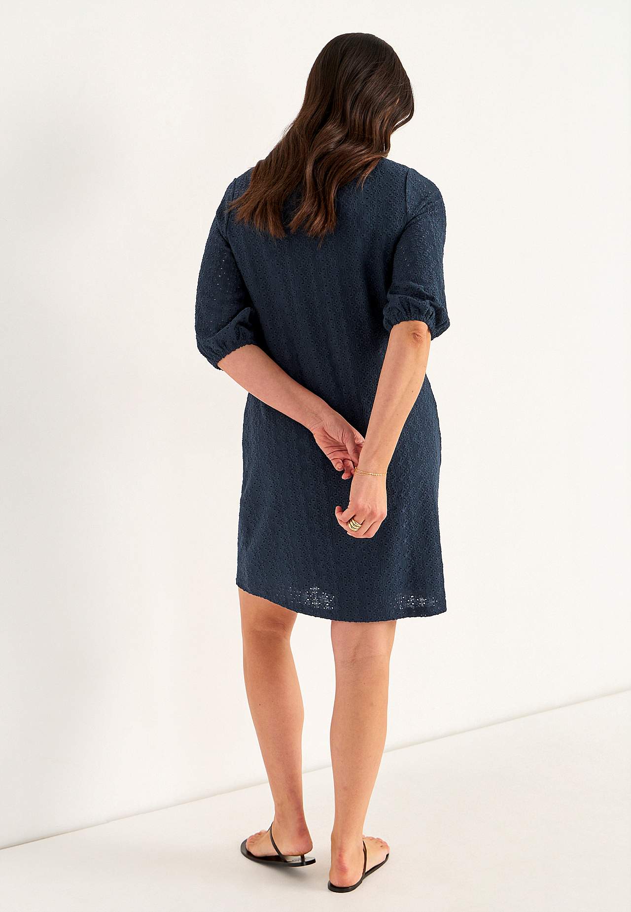Jersey-kjole med hullbroderi