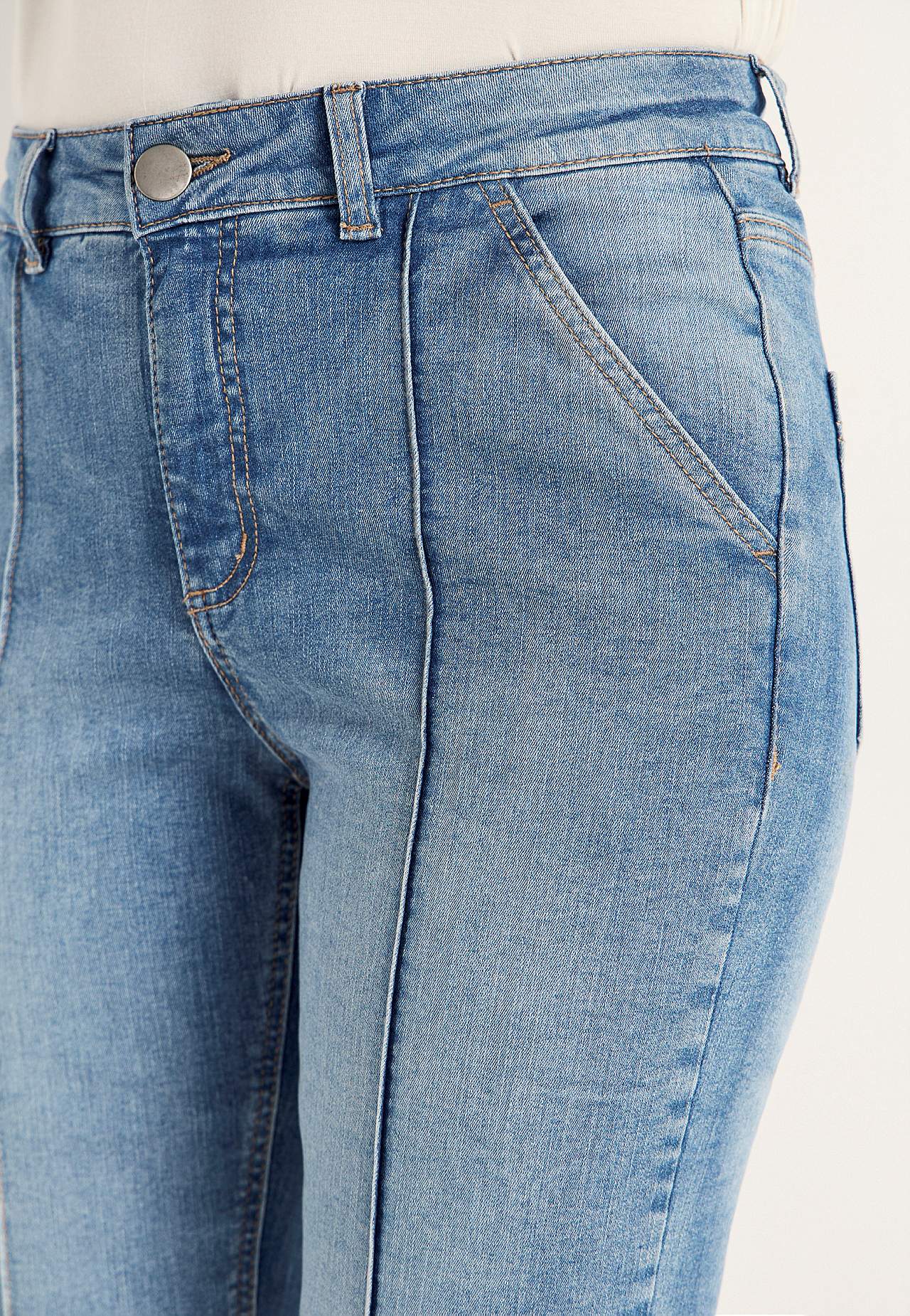 Stretchy caprijeans med sydd press