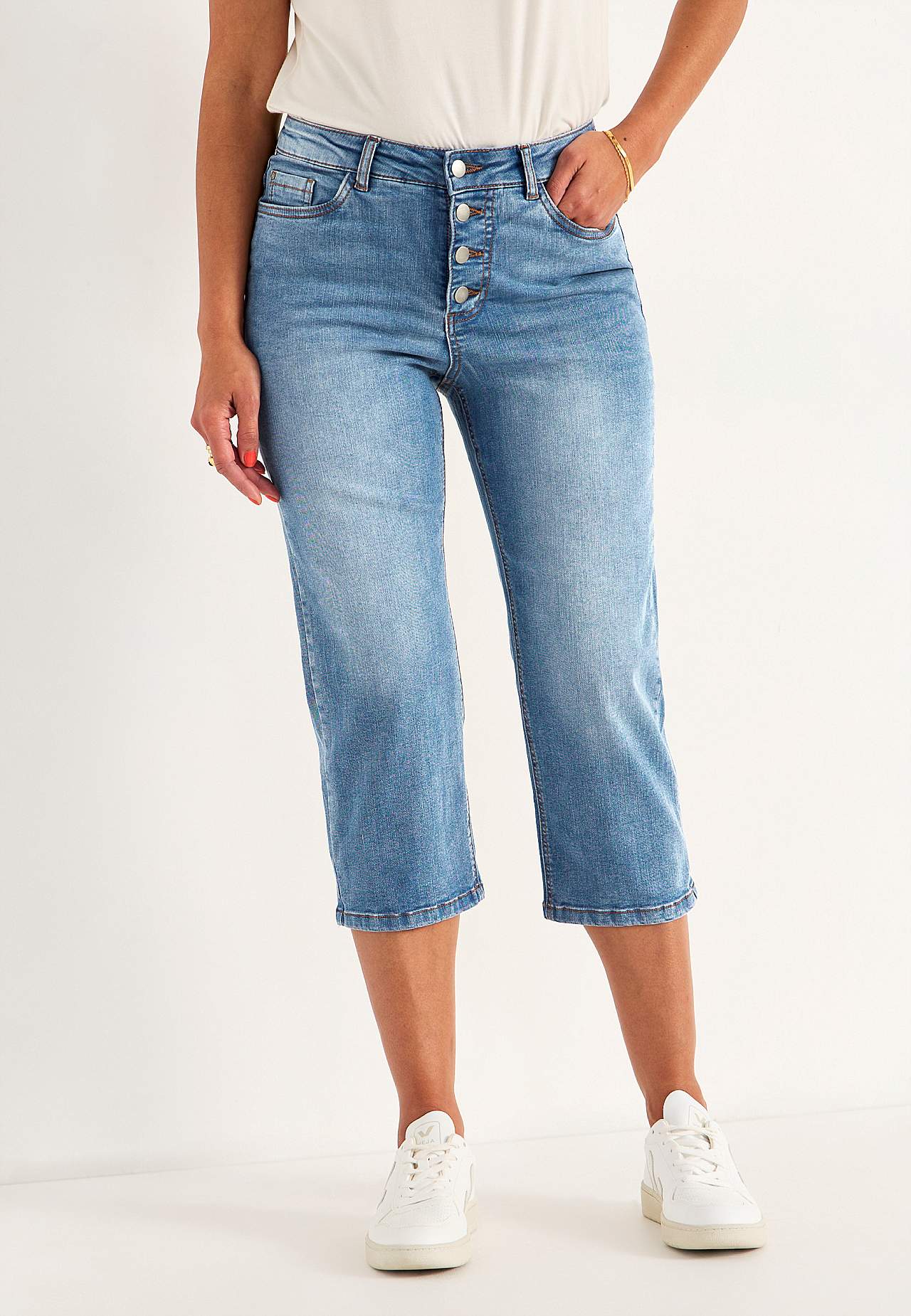 Caprijeans med knapplukking