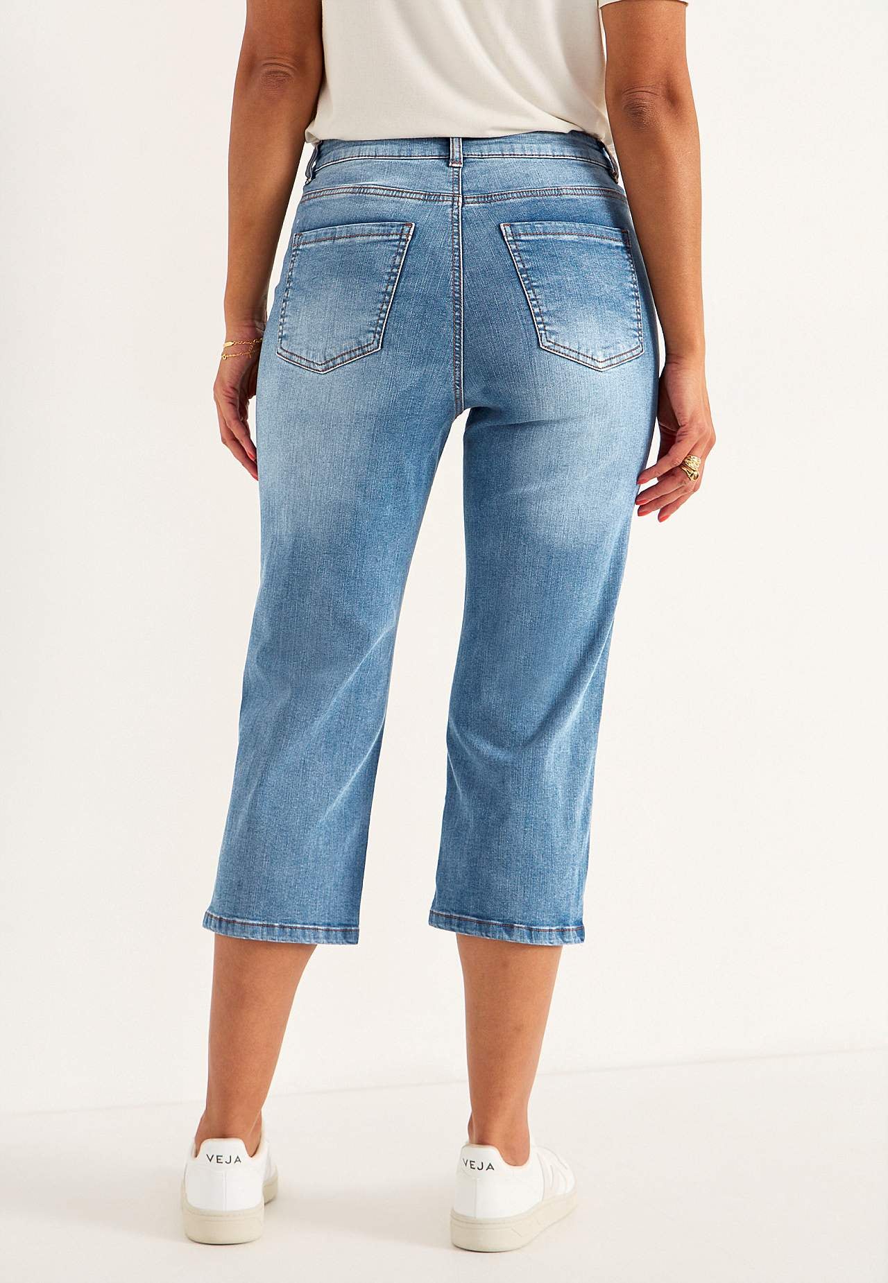 Caprijeans med knapplukking