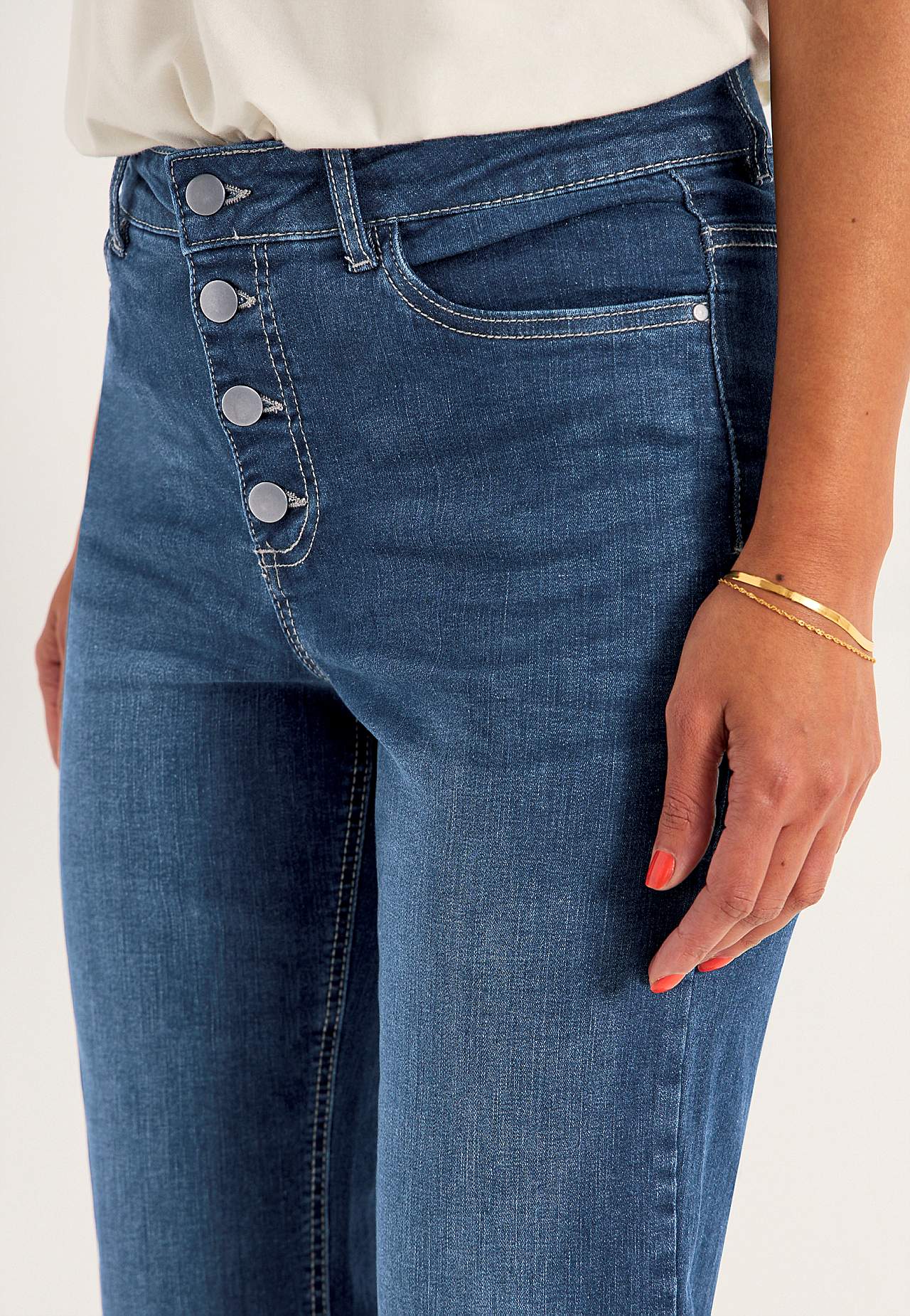 Caprijeans med knapplukking