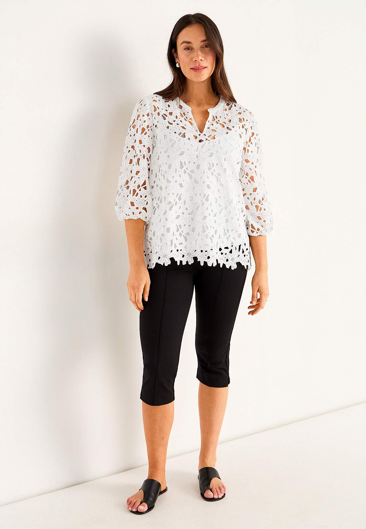 Blondebluse med et blomstermønster