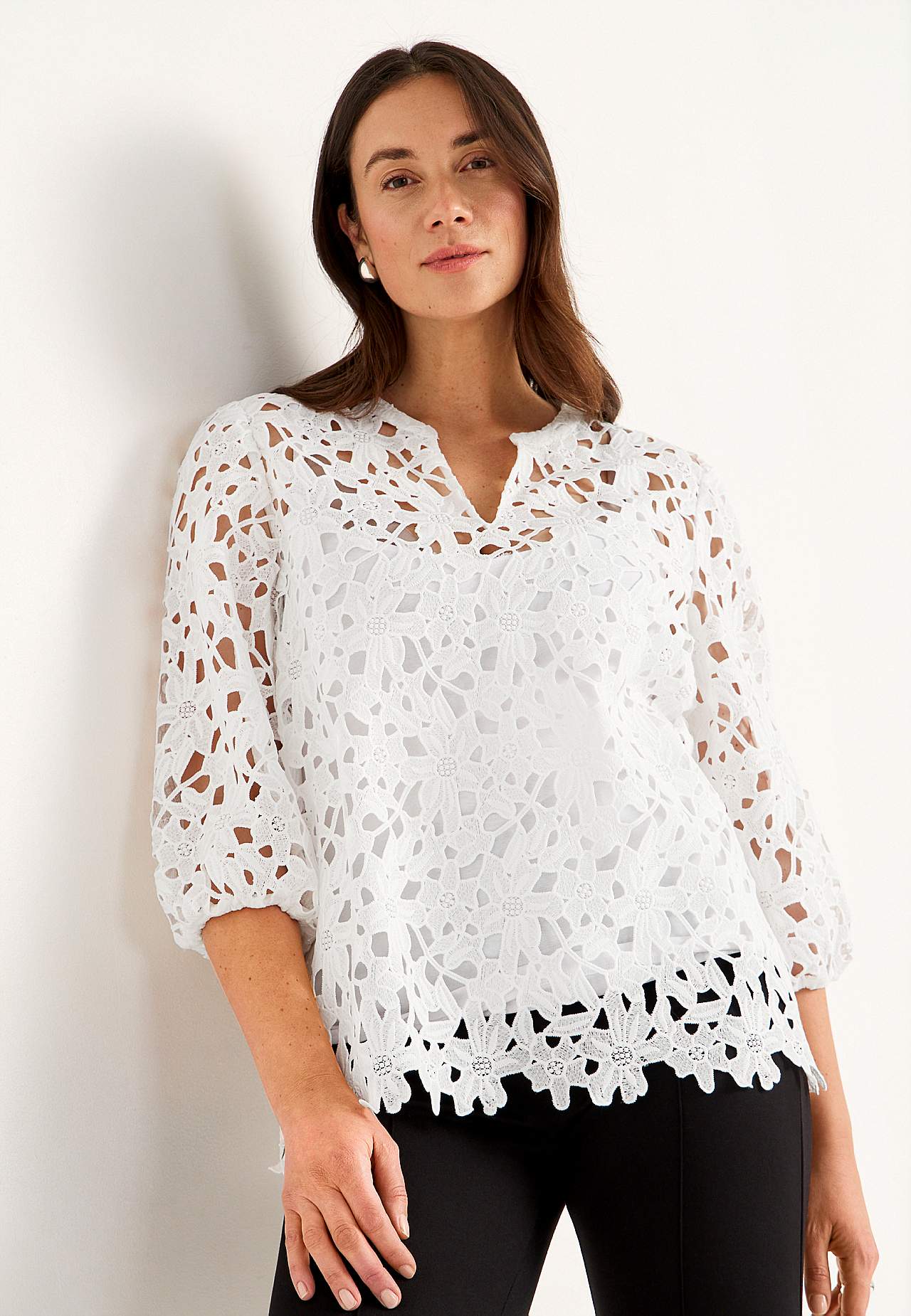 Blondebluse med et blomstermønster