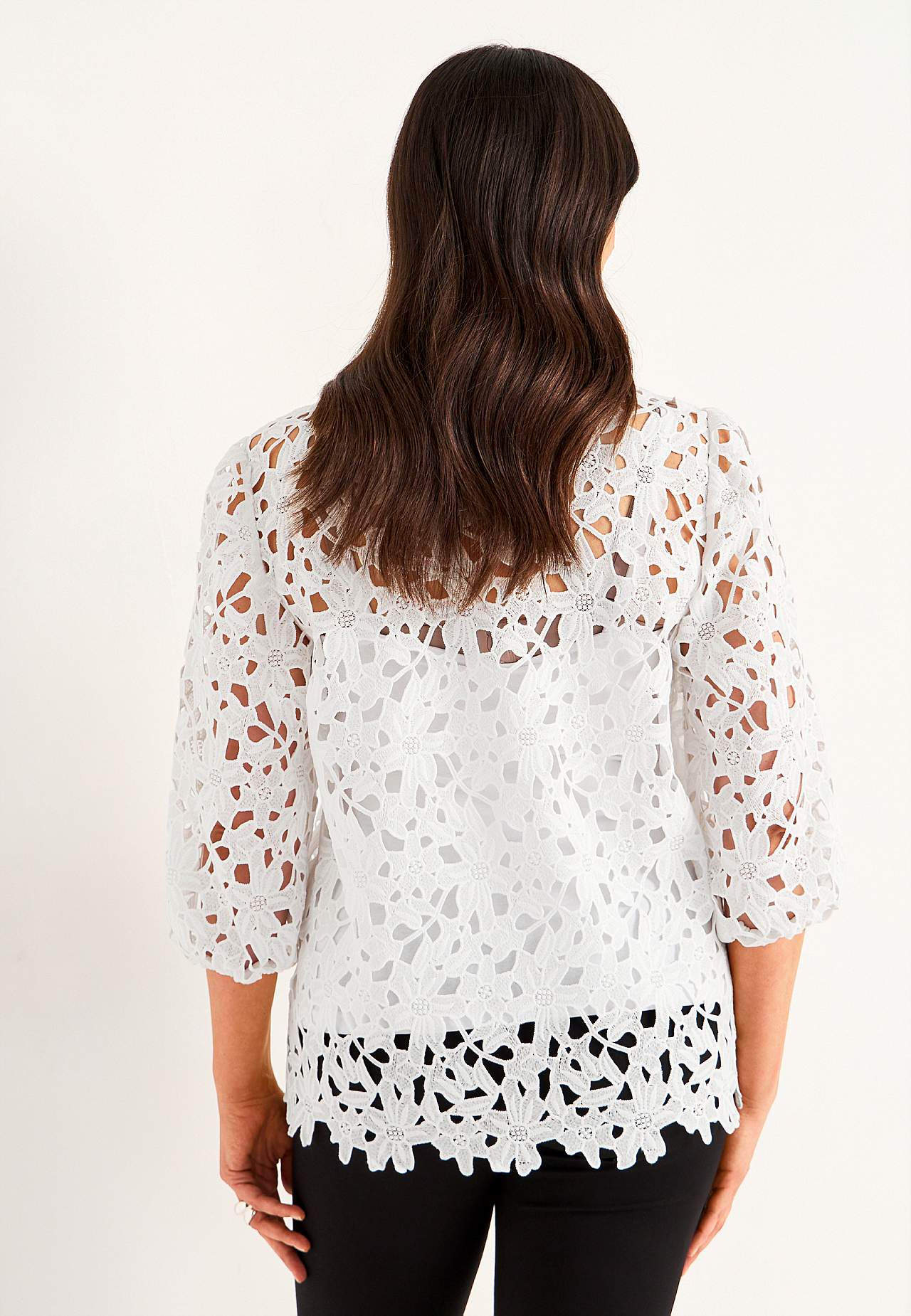 Blondebluse med et blomstermønster