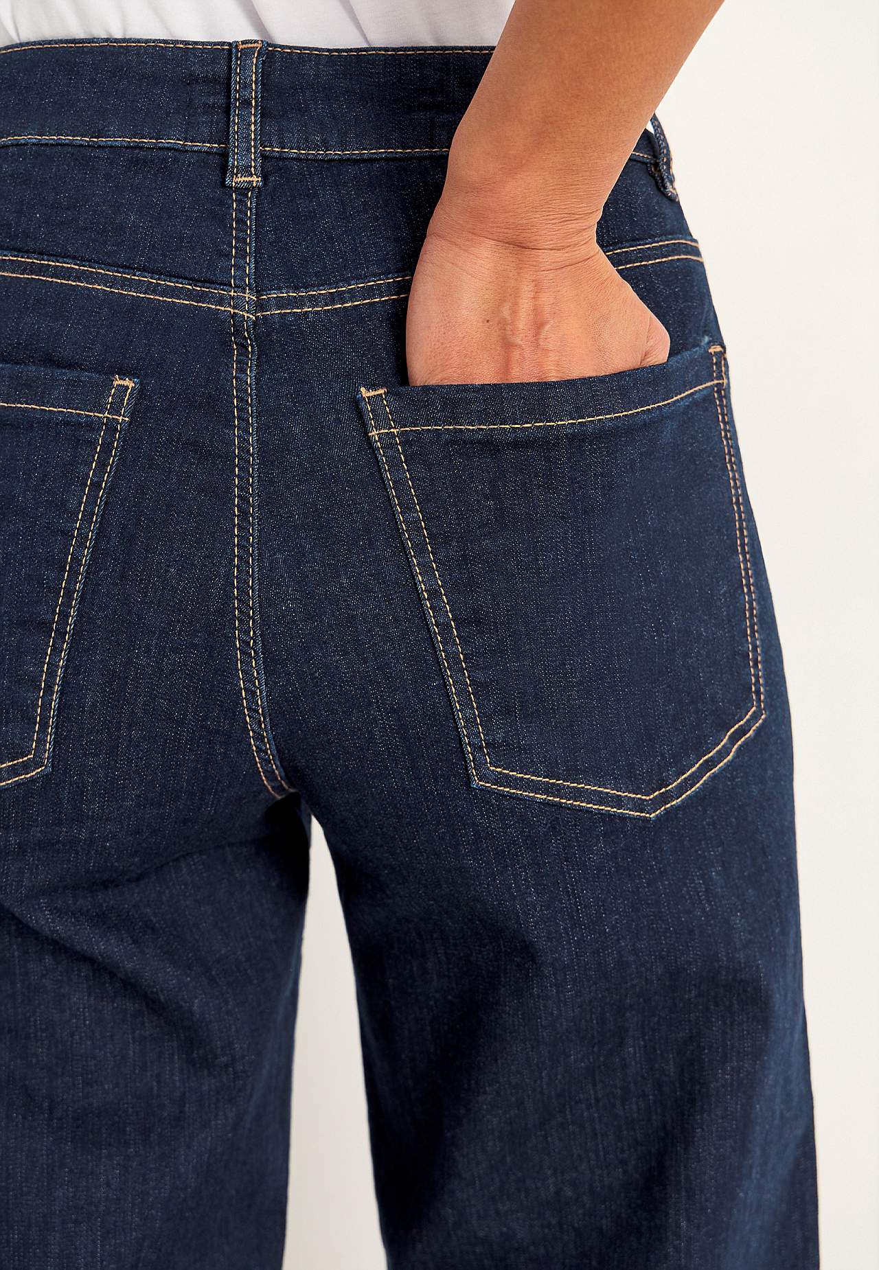 Vide, lange jeans med høy midje