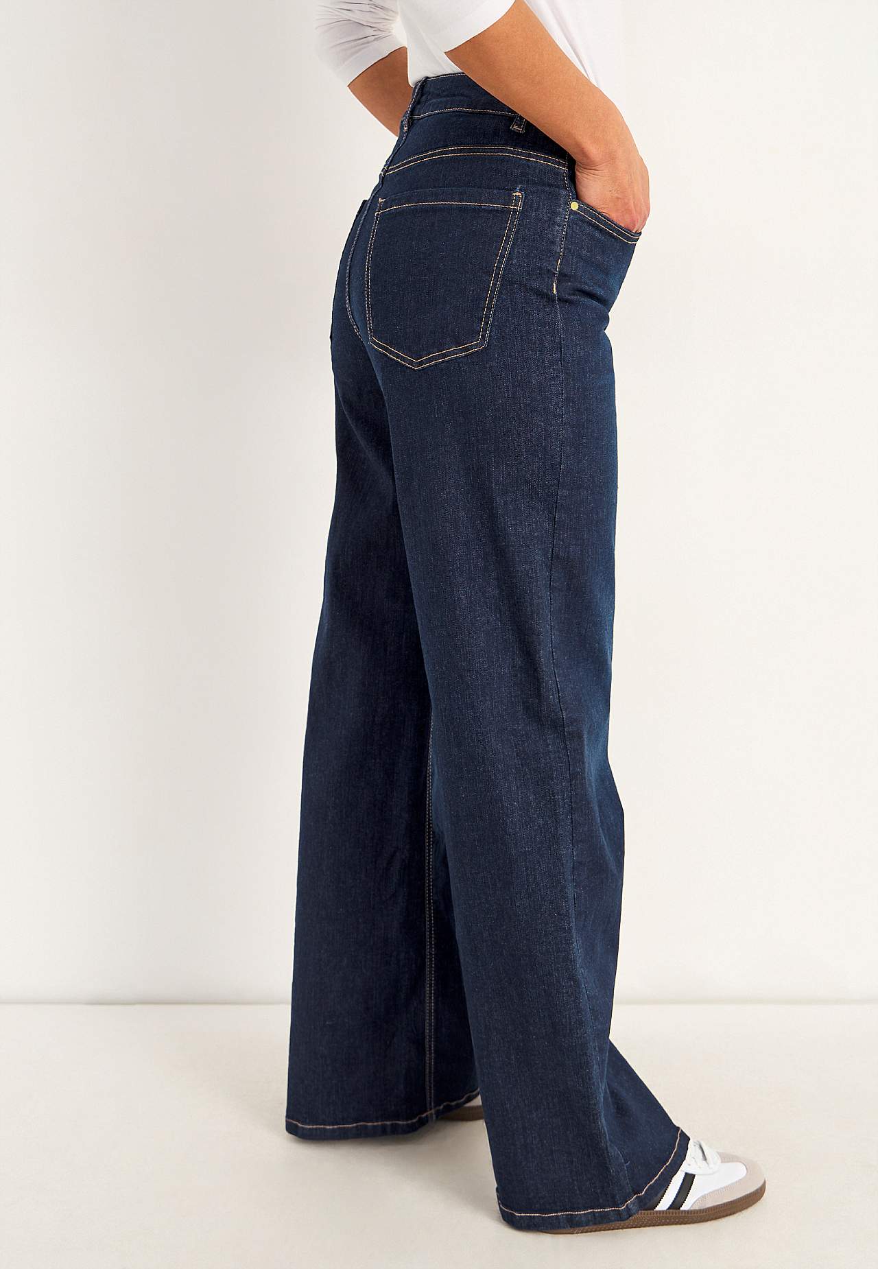 Vide, lange jeans med høy midje