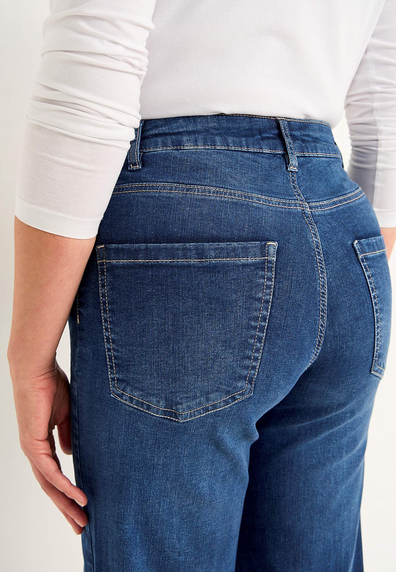 Vide, lange jeans med høy midje