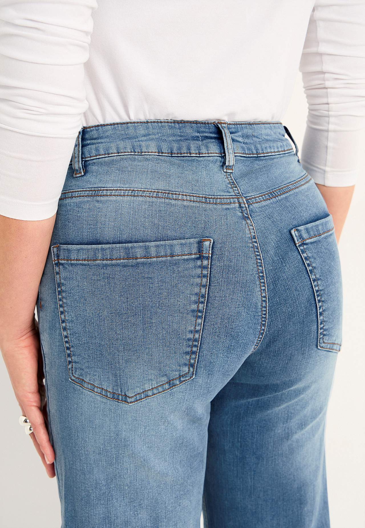 Vide, lange jeans med høy midje