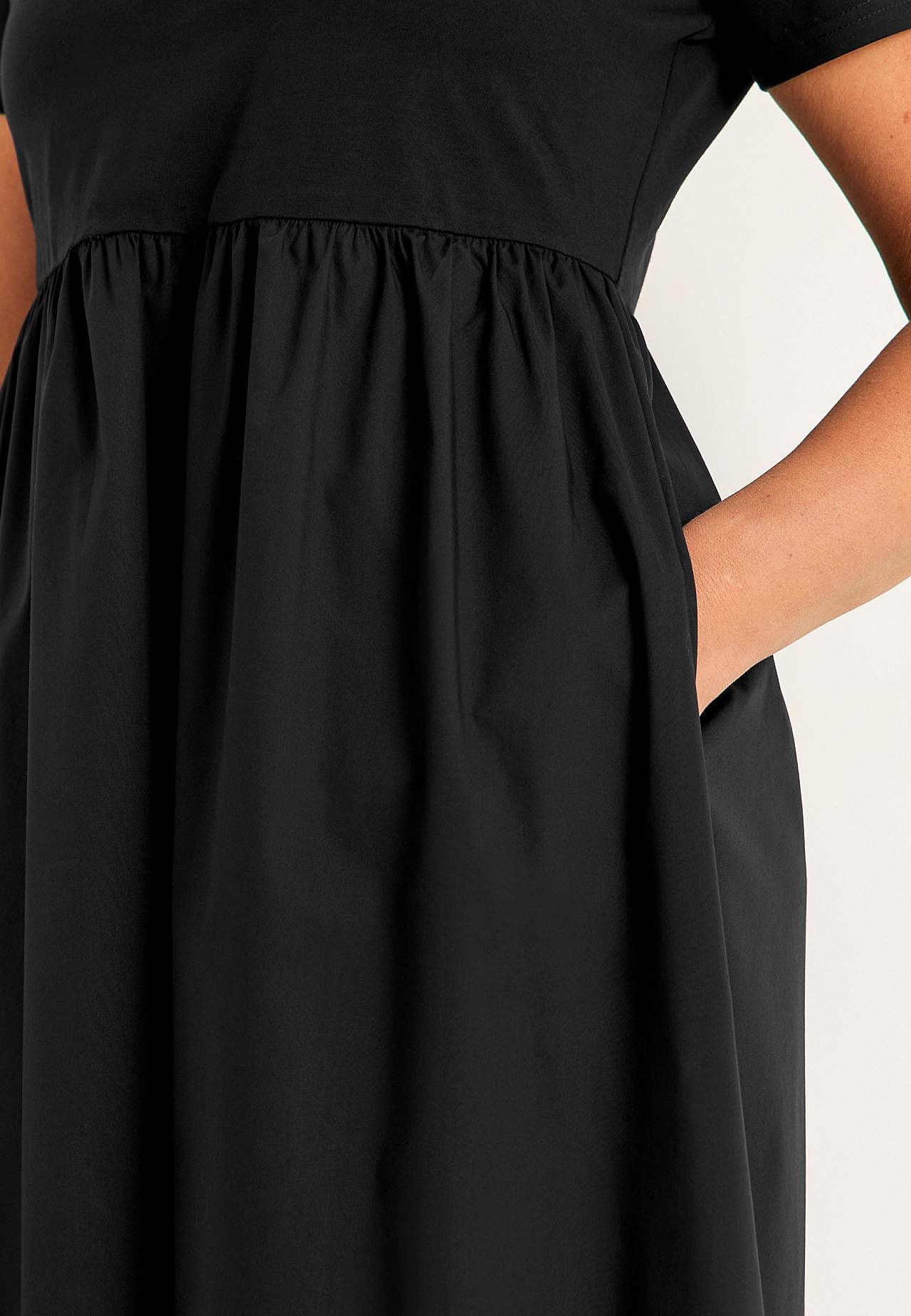 Kjole i poplin og tricot