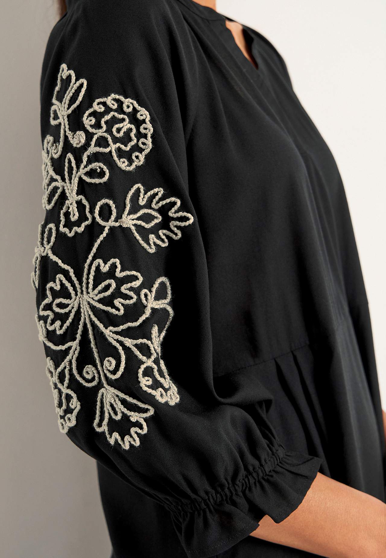 Kjole med broderi