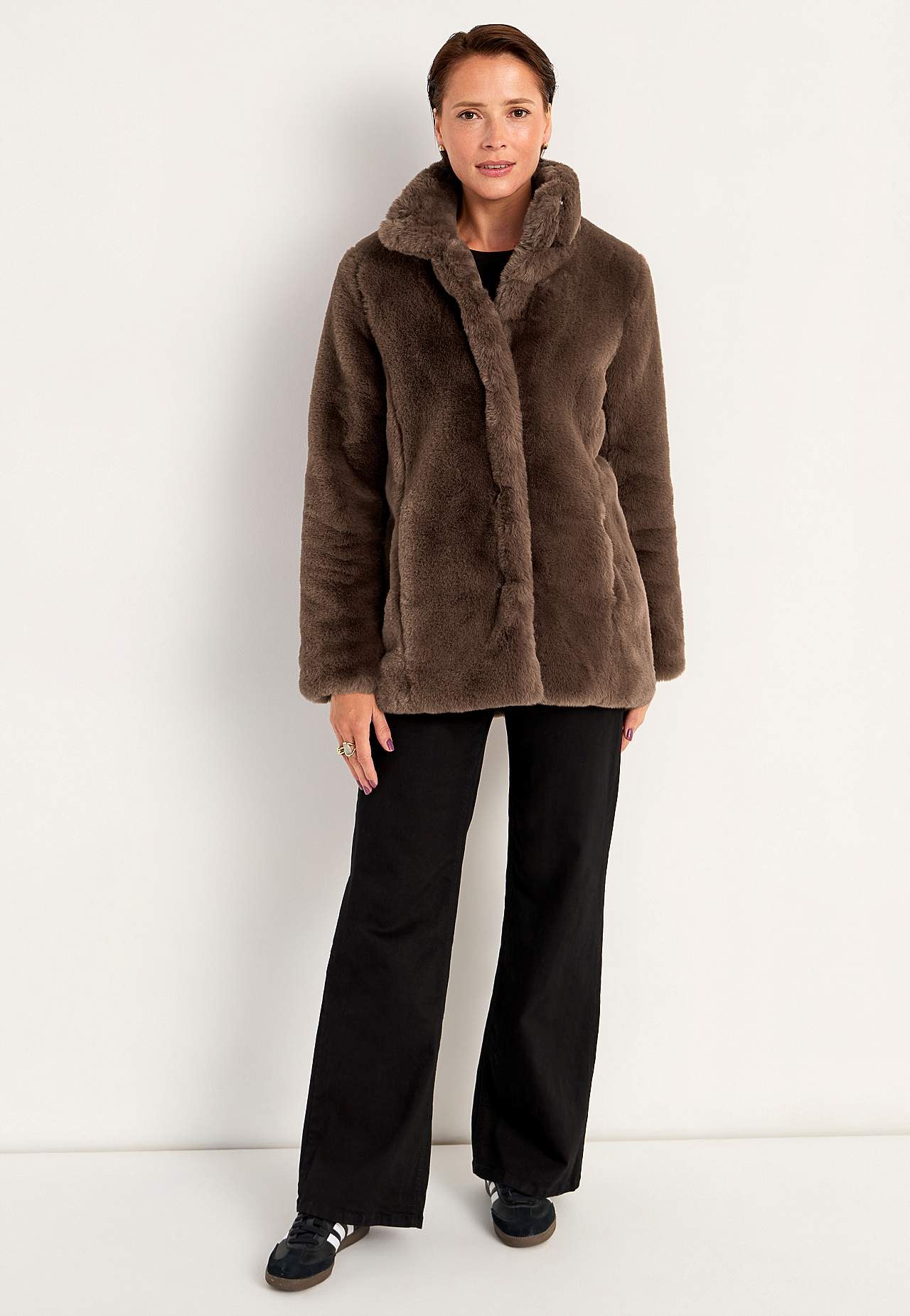 Kåpe med myk pelsimitasjon