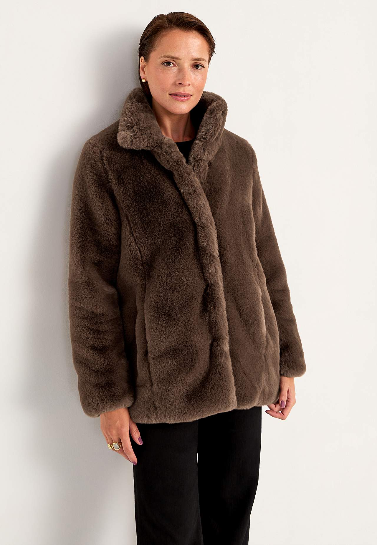 Kåpe med myk pelsimitasjon