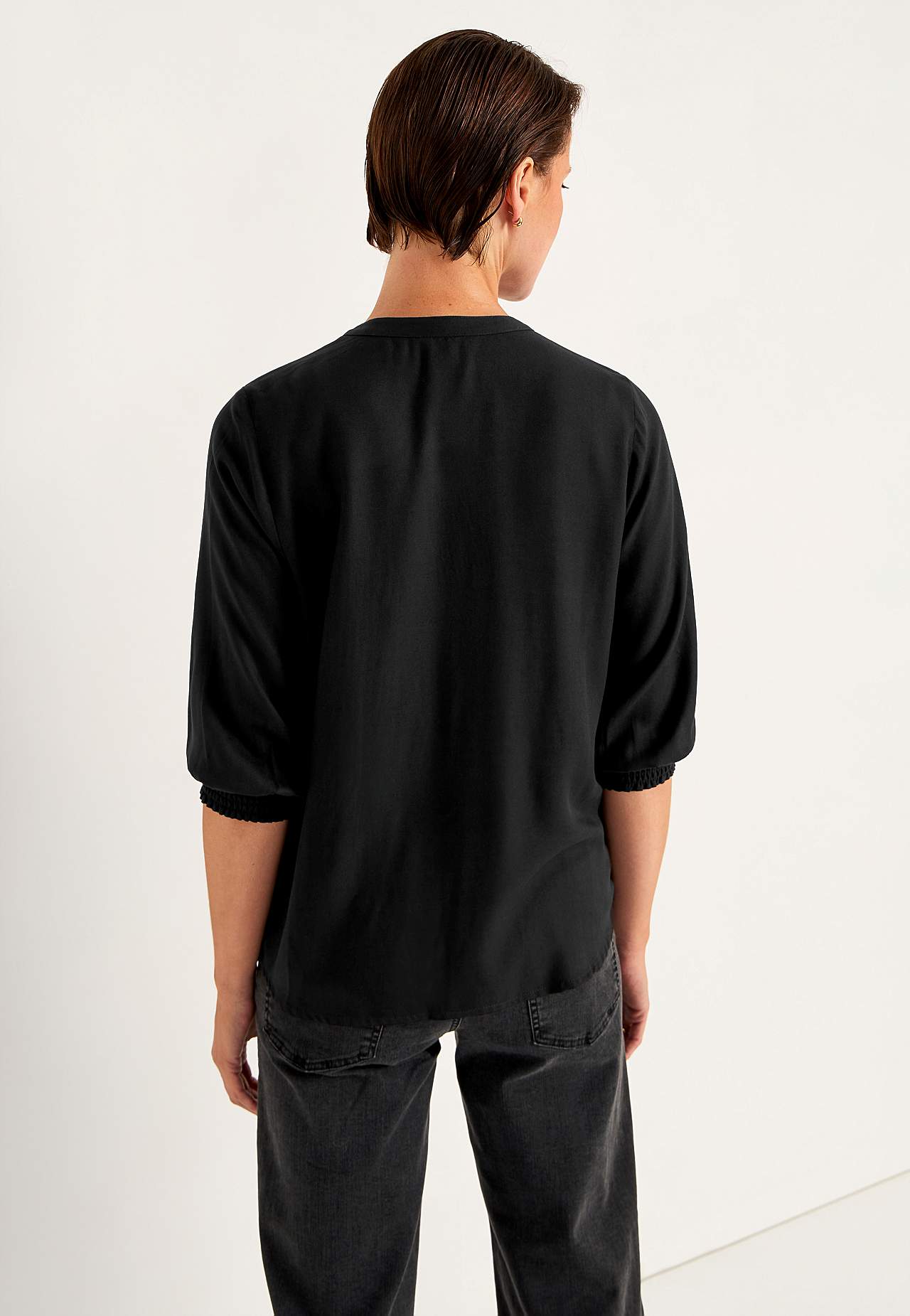 Bluse med sydde folder