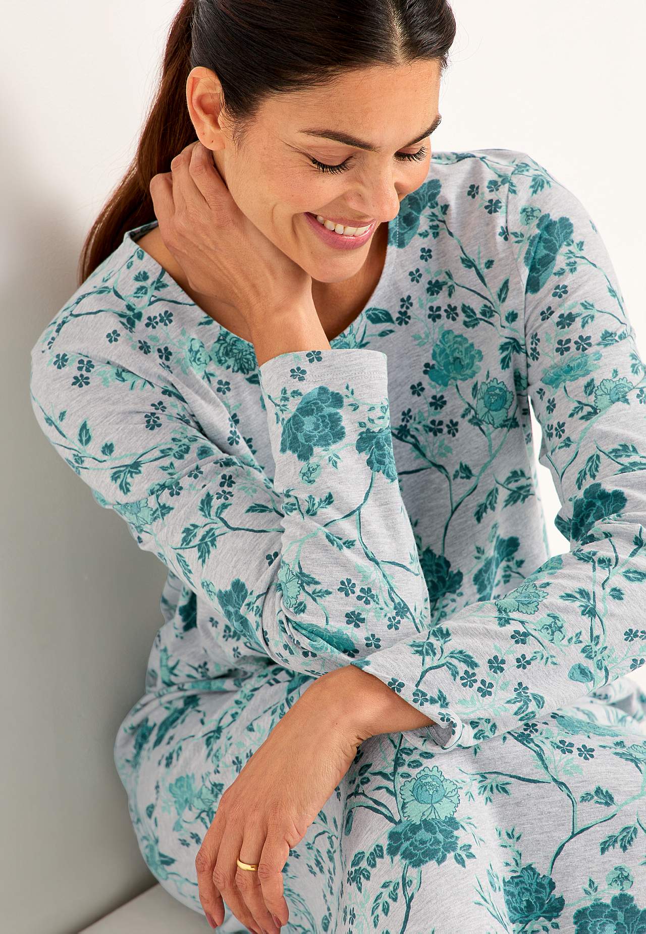 Blomstret nattkjole med lange ermer