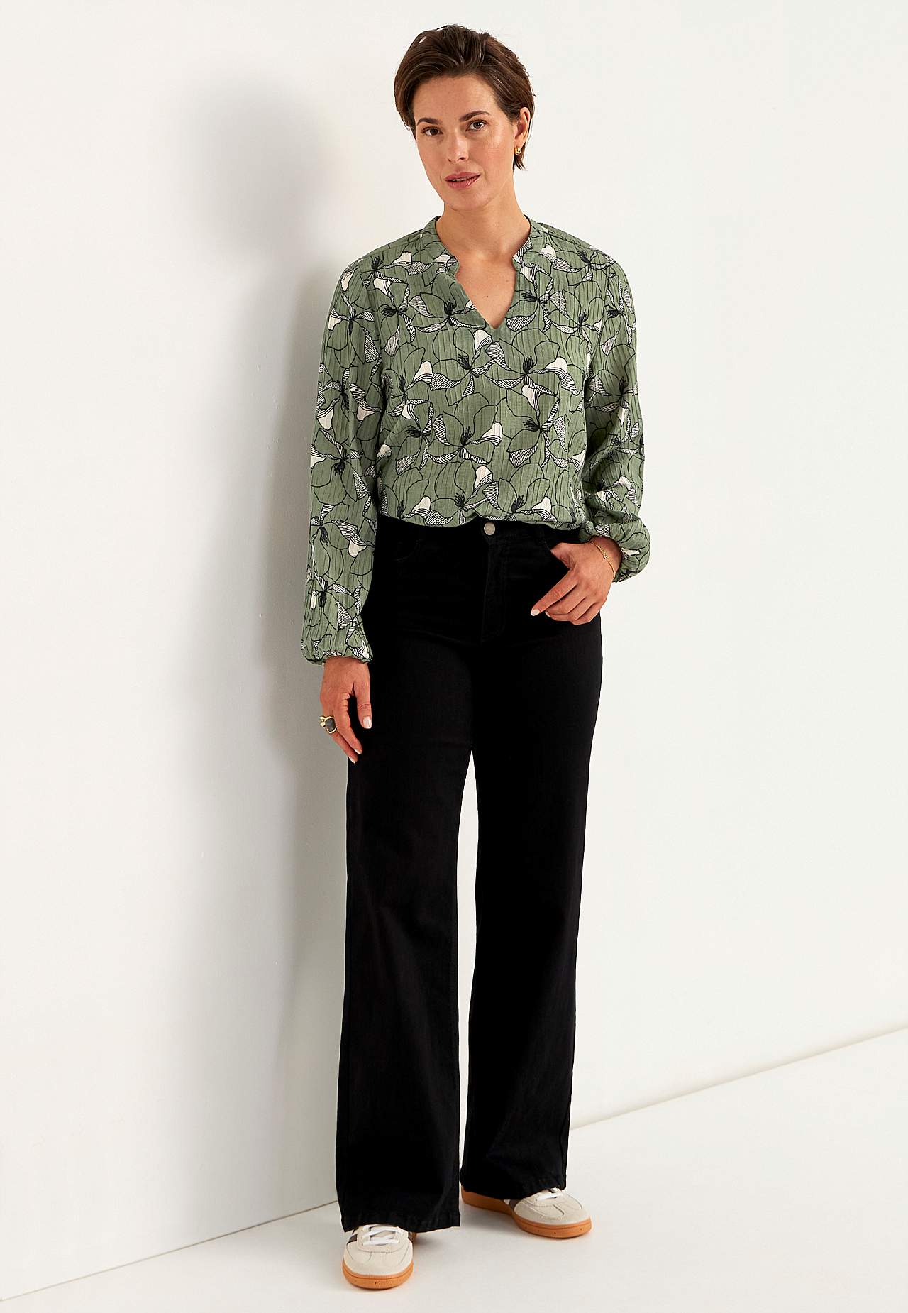 Bluse med et blomstermønster og struktur