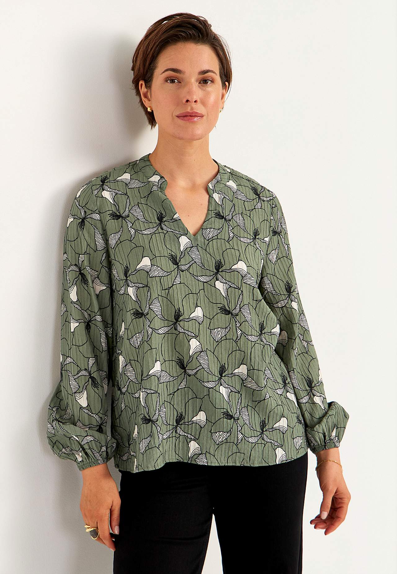Bluse med et blomstermønster og struktur