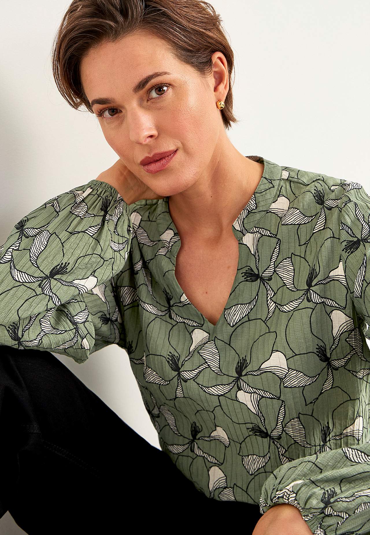 Bluse med et blomstermønster og struktur