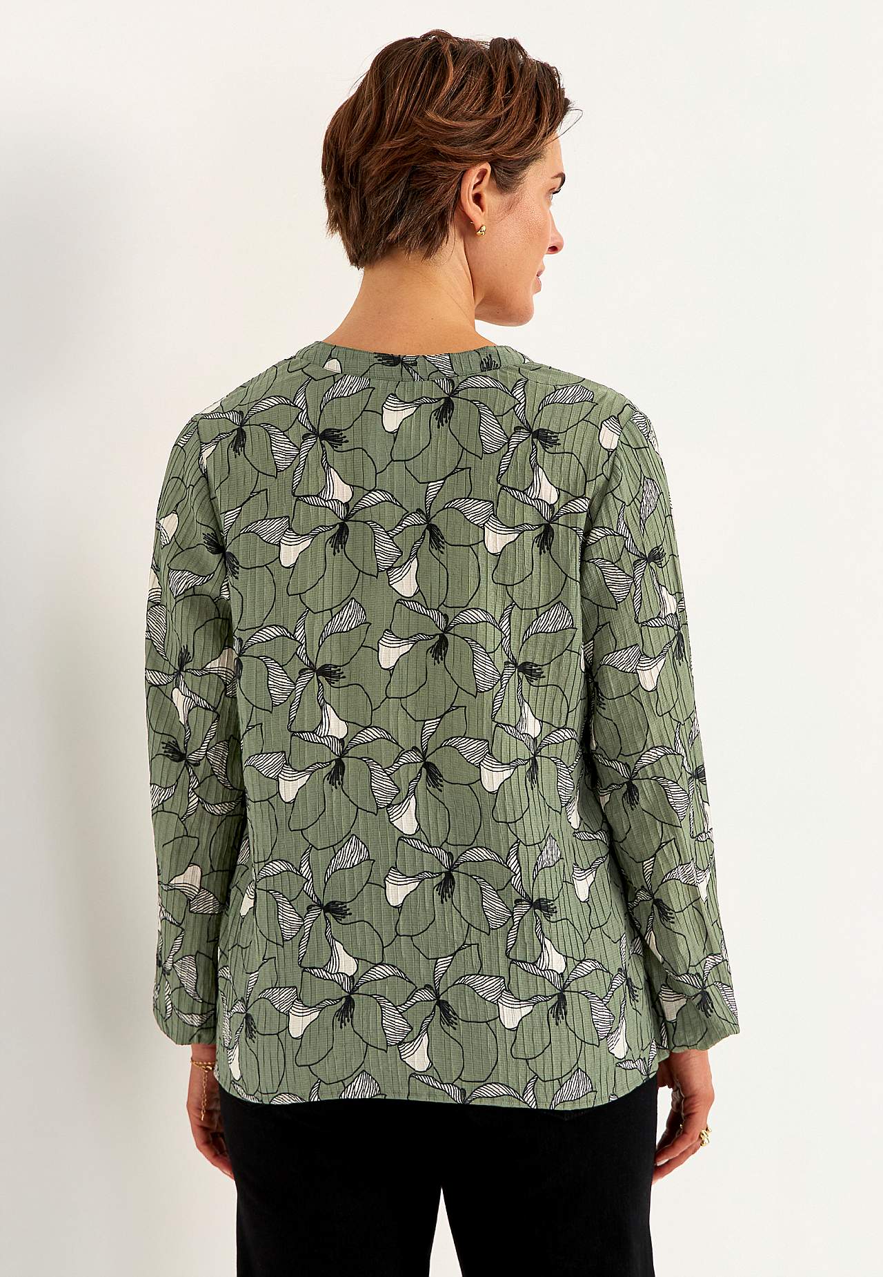 Bluse med et blomstermønster og struktur
