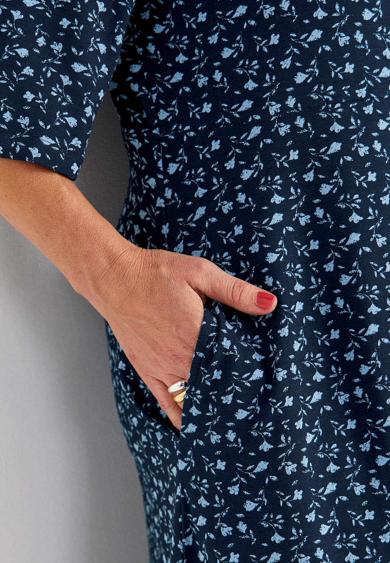 Jersey-kjole med et blomstermønster og lommer