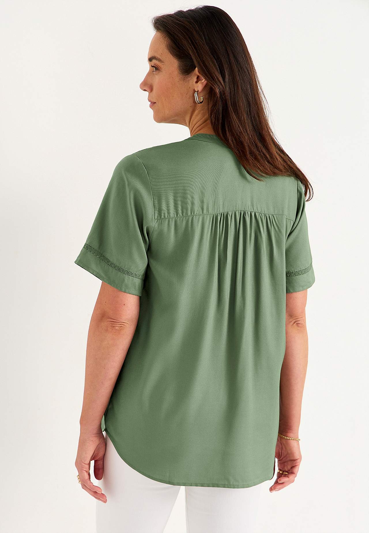 Vevet tunika med blondekanter