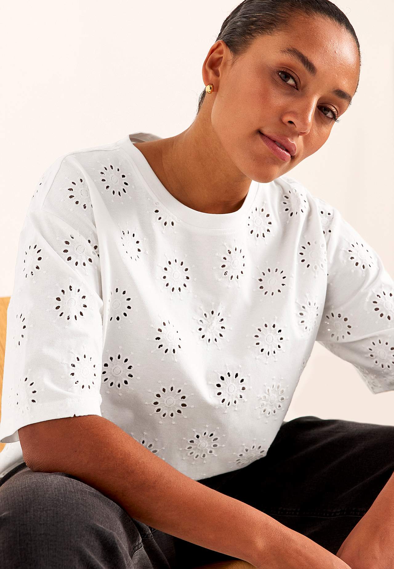 Jerseytopp med brodert hullmønster