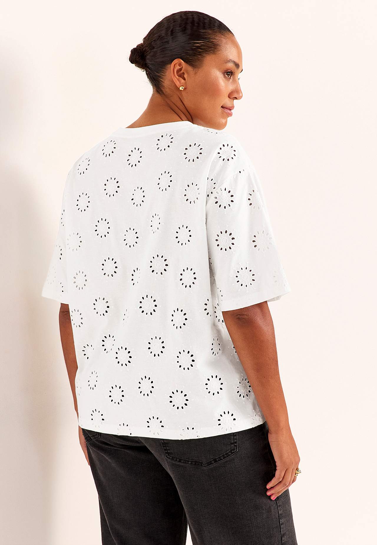 Jerseytopp med brodert hullmønster