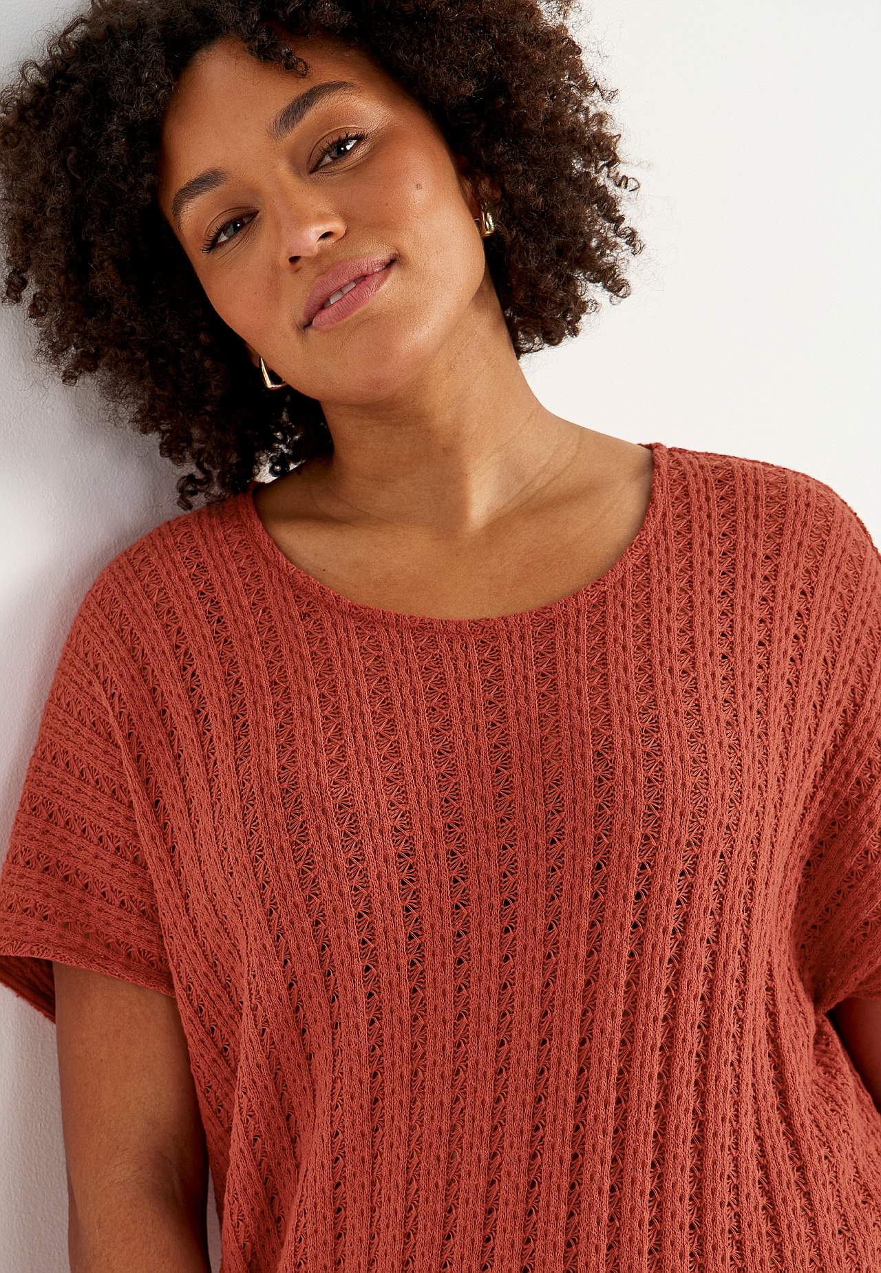 Jersey-kjole med hullmønster