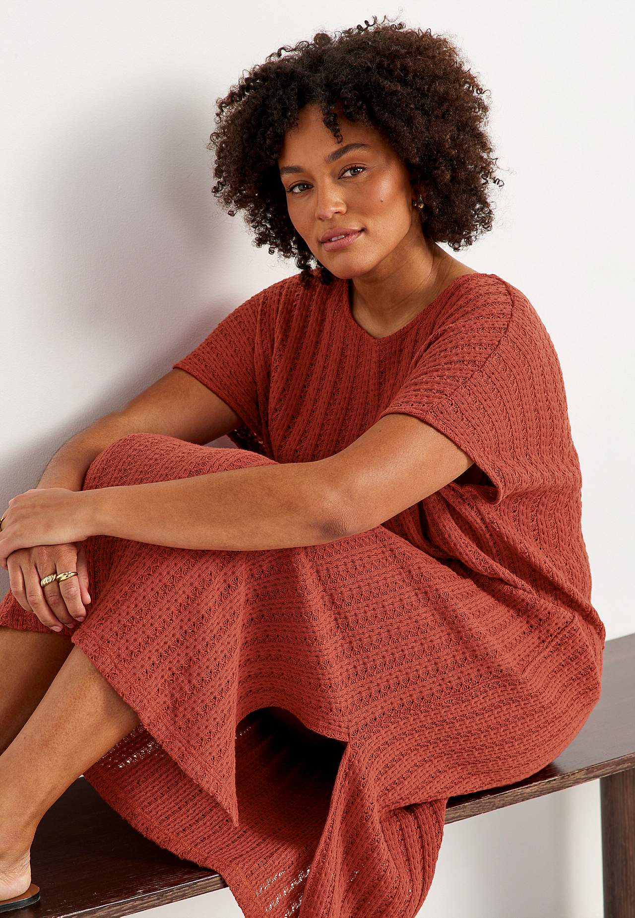 Jersey-kjole med hullmønster