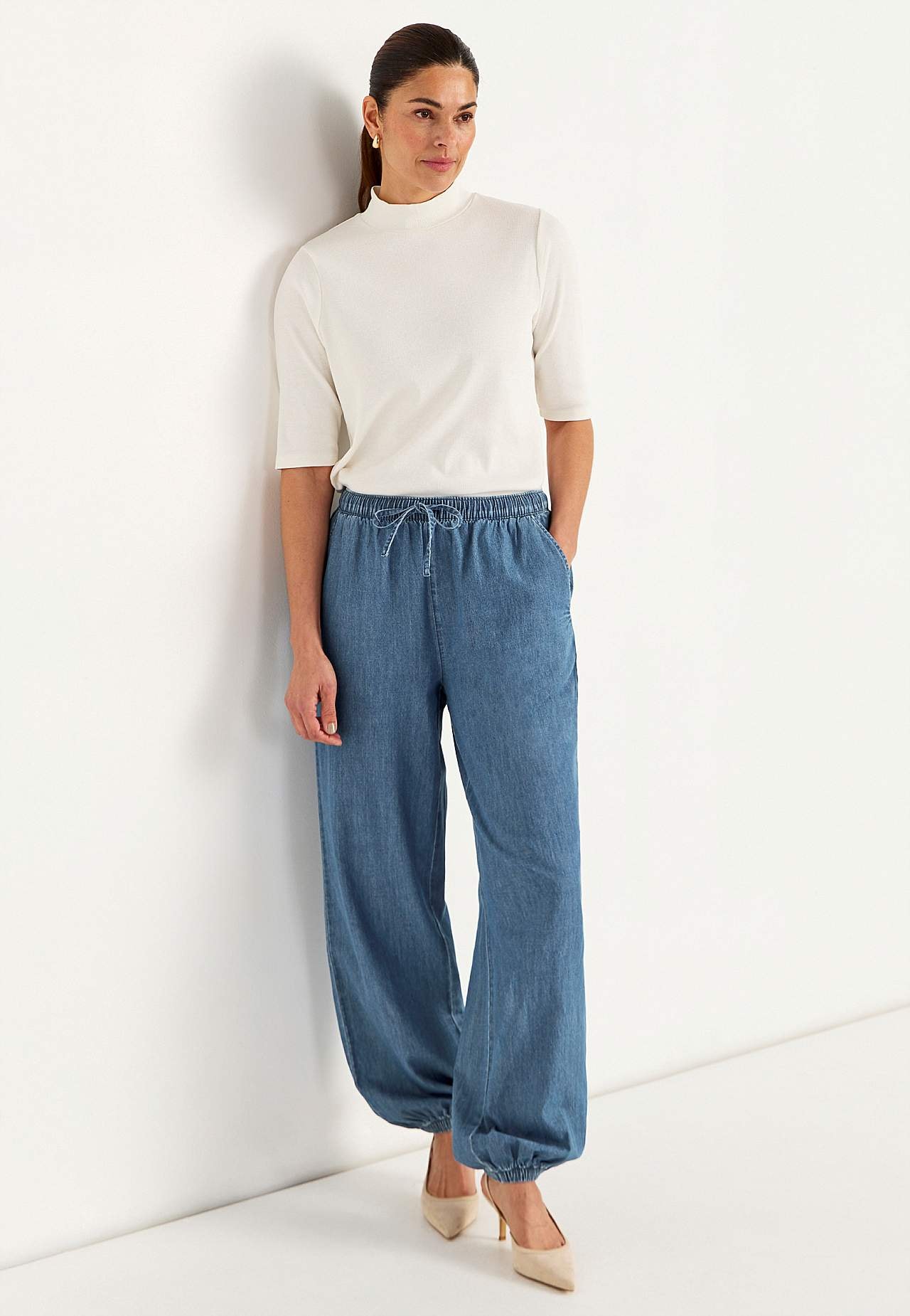 Bukse i lett denim med høy midje