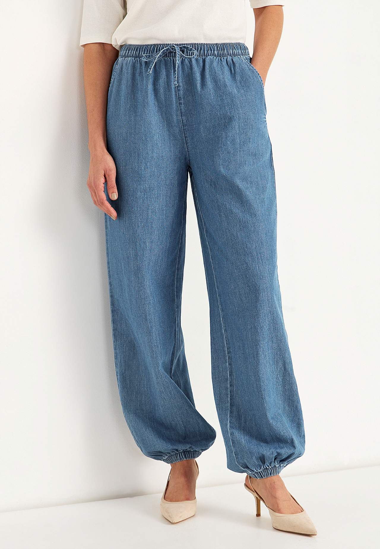 Bukse i lett denim med høy midje