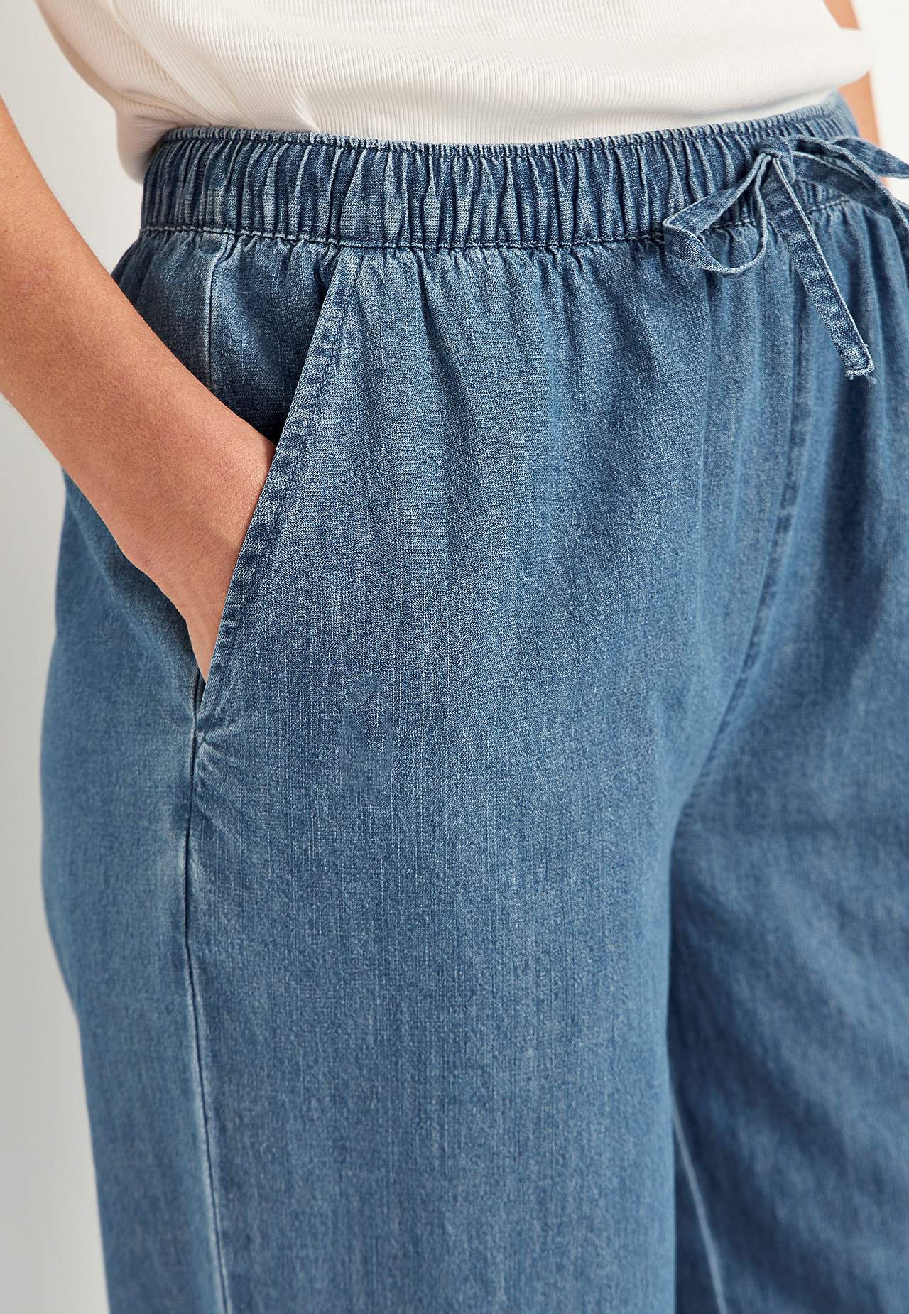 Bukse i lett denim med høy midje