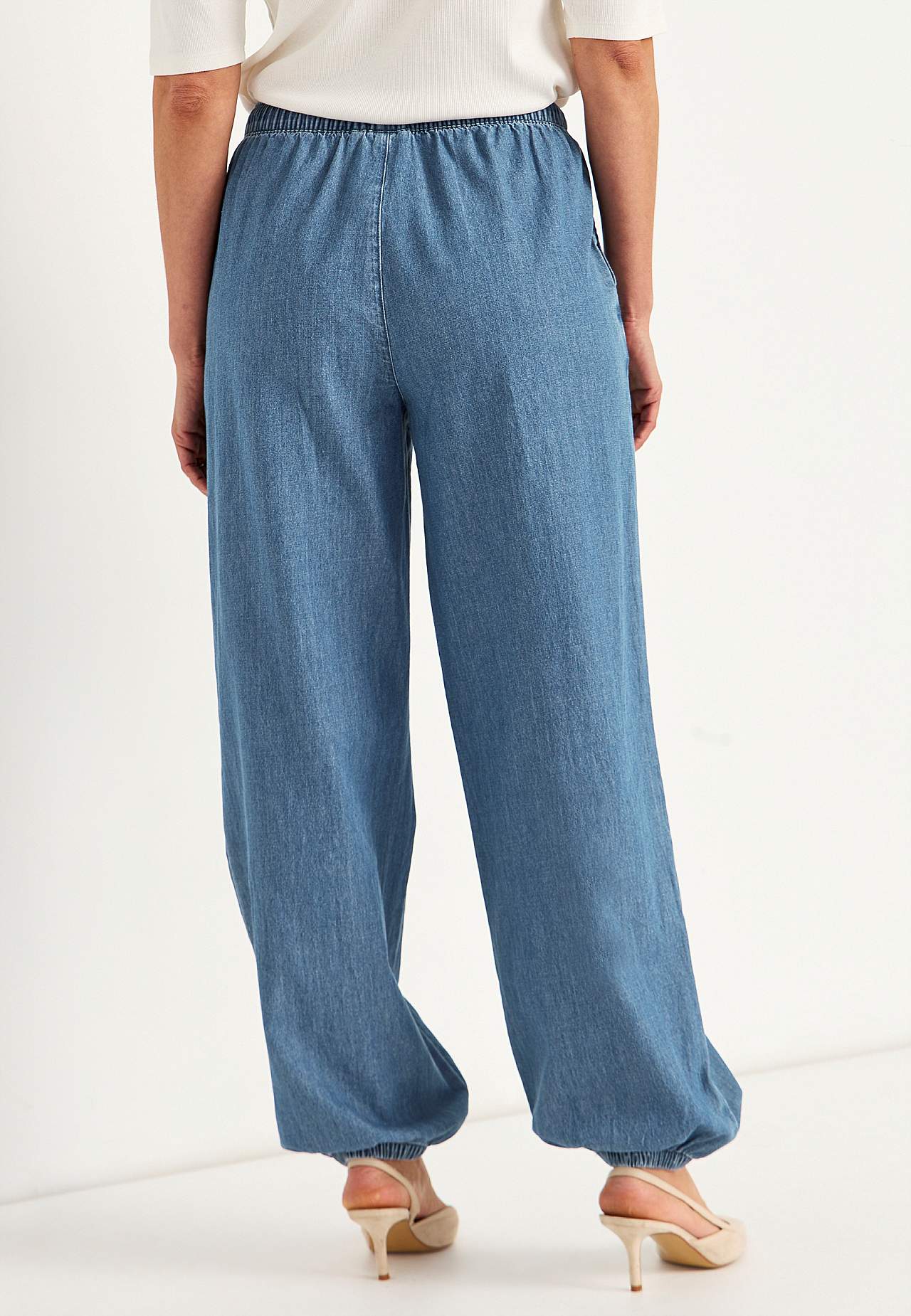 Bukse i lett denim med høy midje