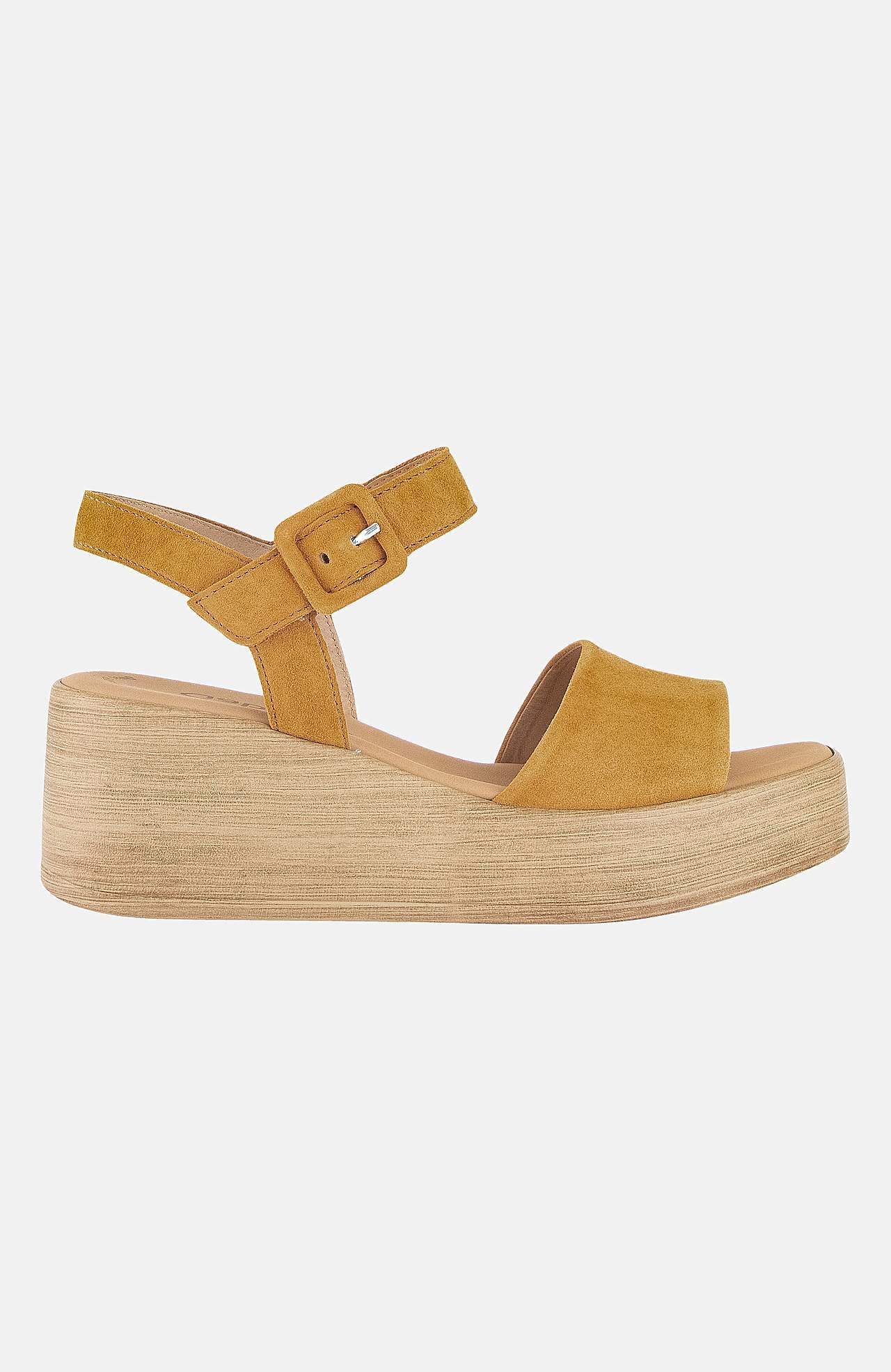 Sandal i semsket skinn med kilehæl