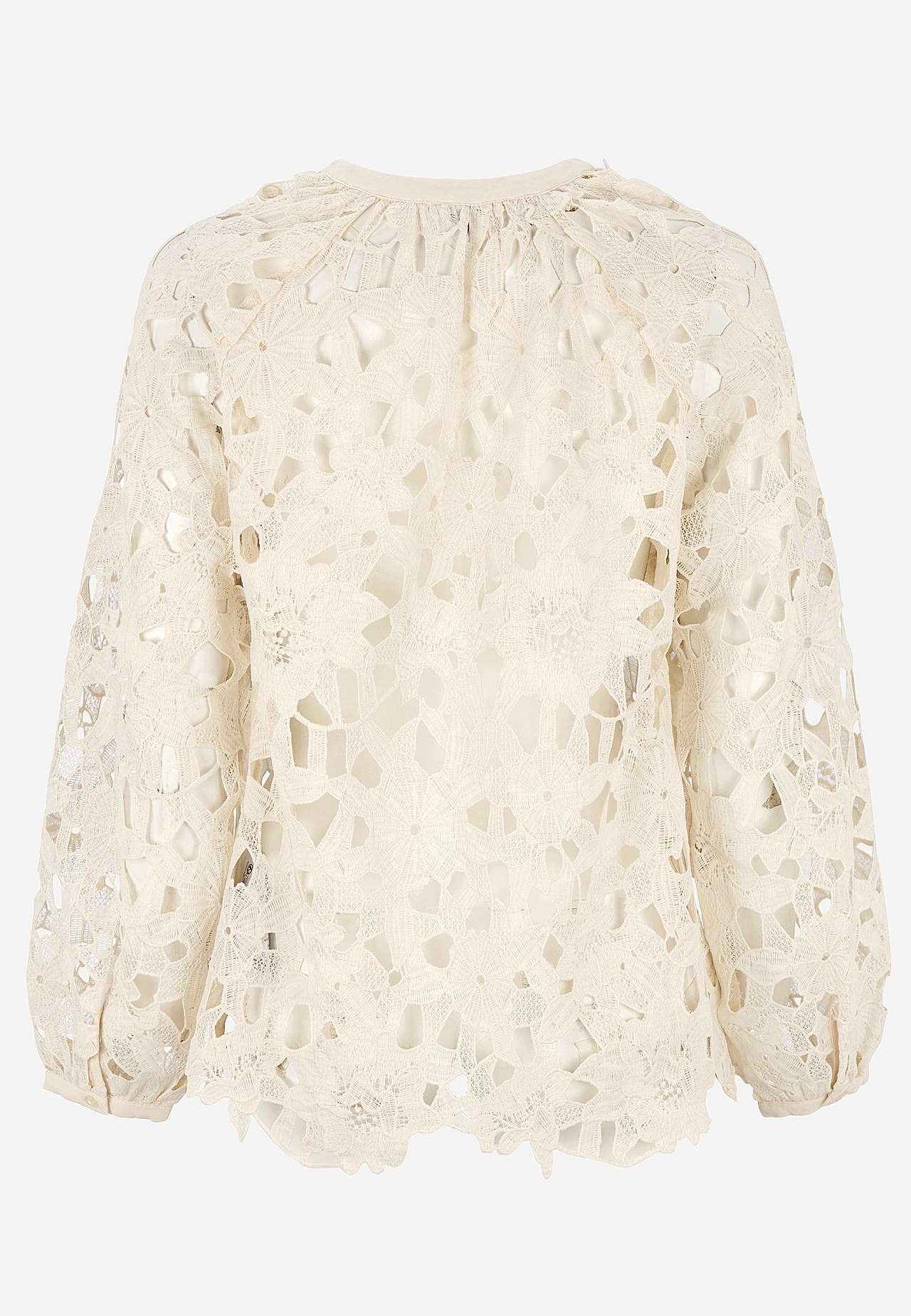 Blondebluse med et blomstermønster