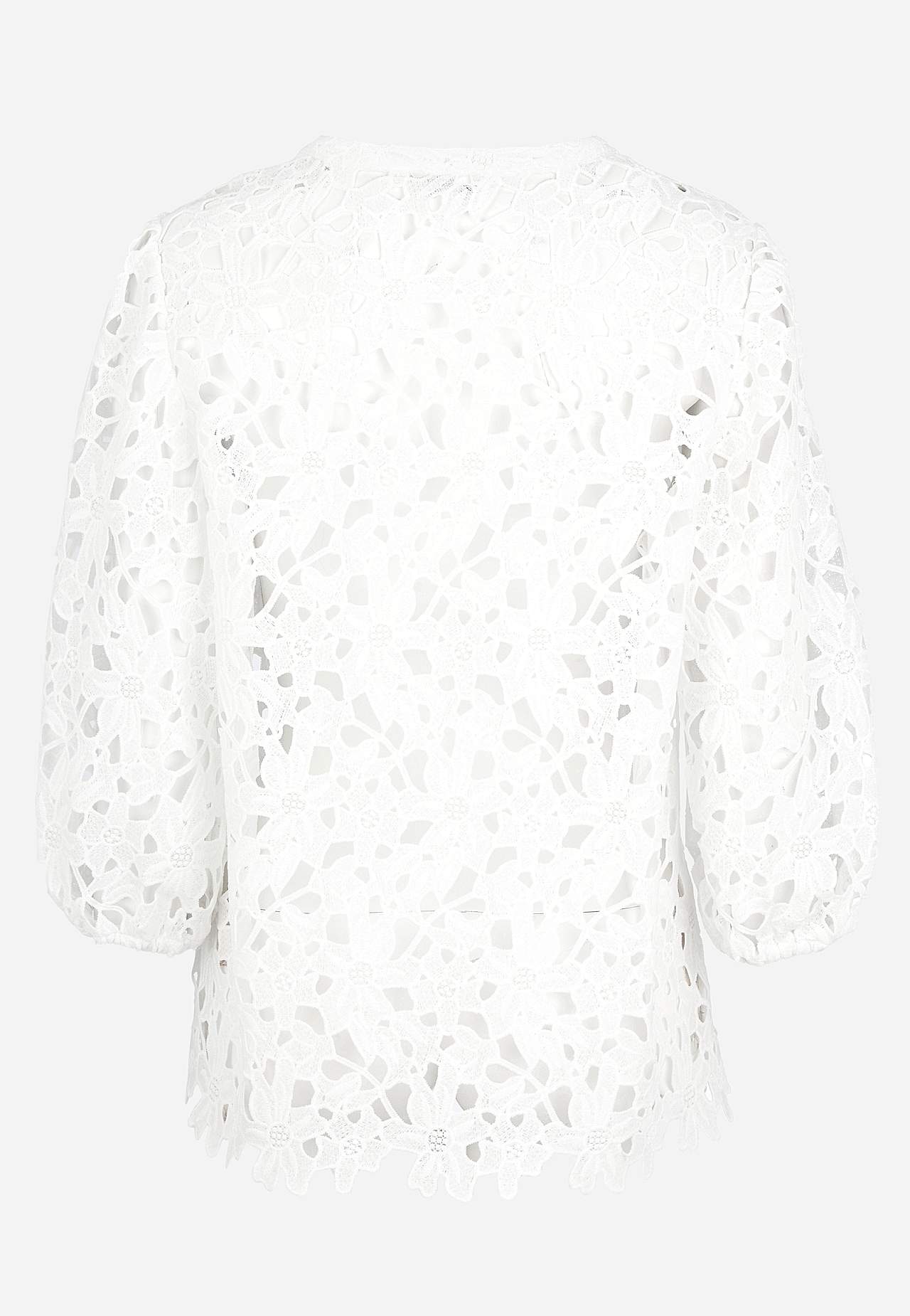 Blondebluse med et blomstermønster