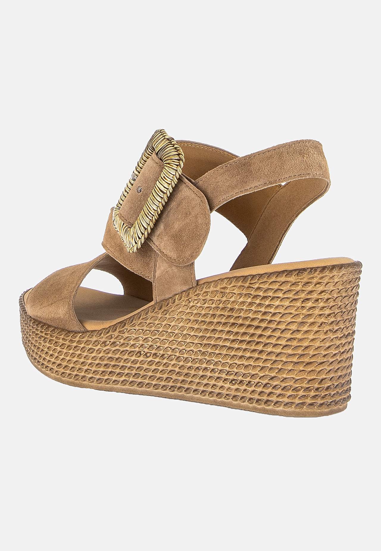 Sandal i semsket skinn med kilehæl