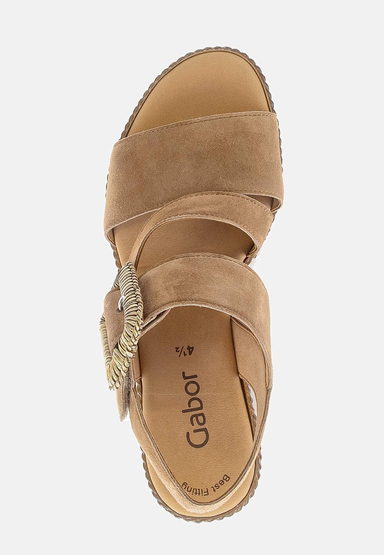 Sandal i semsket skinn med kilehæl